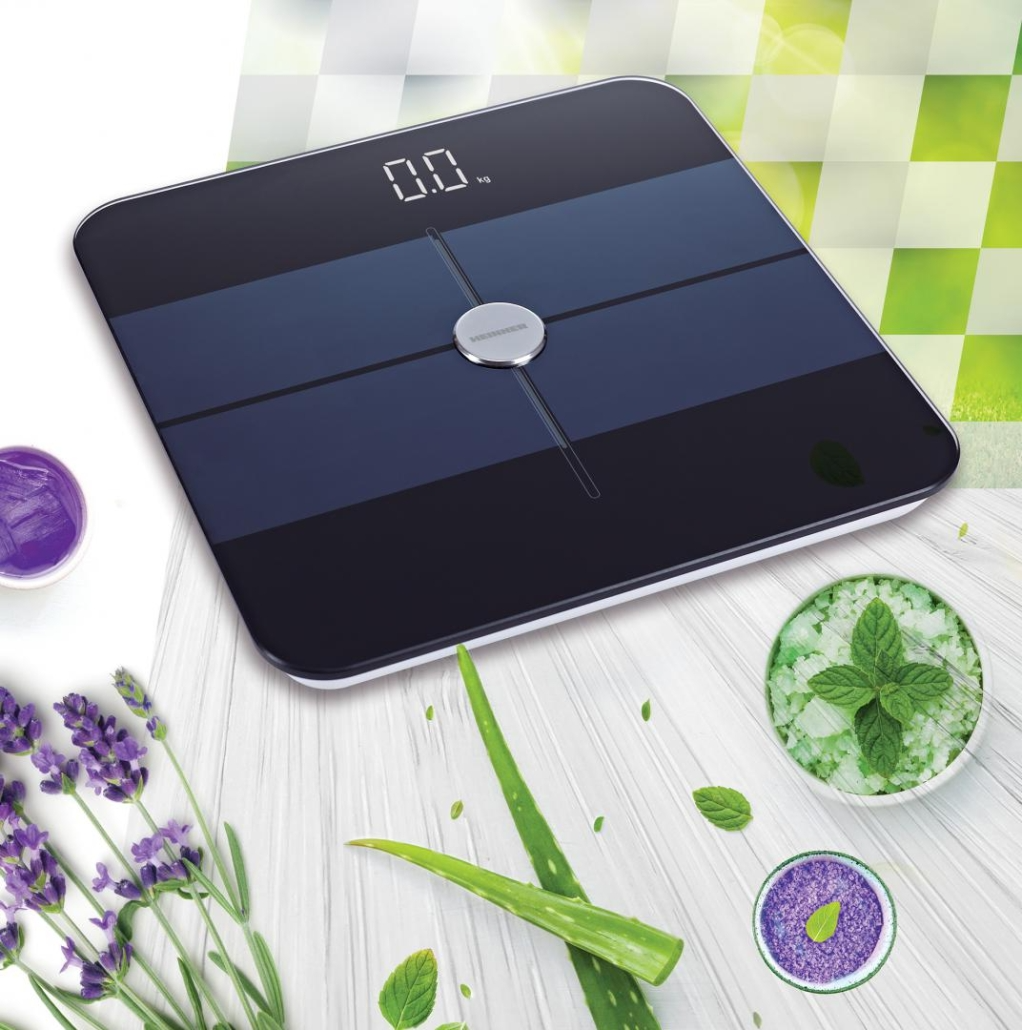 Eine schwarze digitale Personenwaage, umgeben von Lavendel, Aloe Vera und Schalen mit Kräutern.