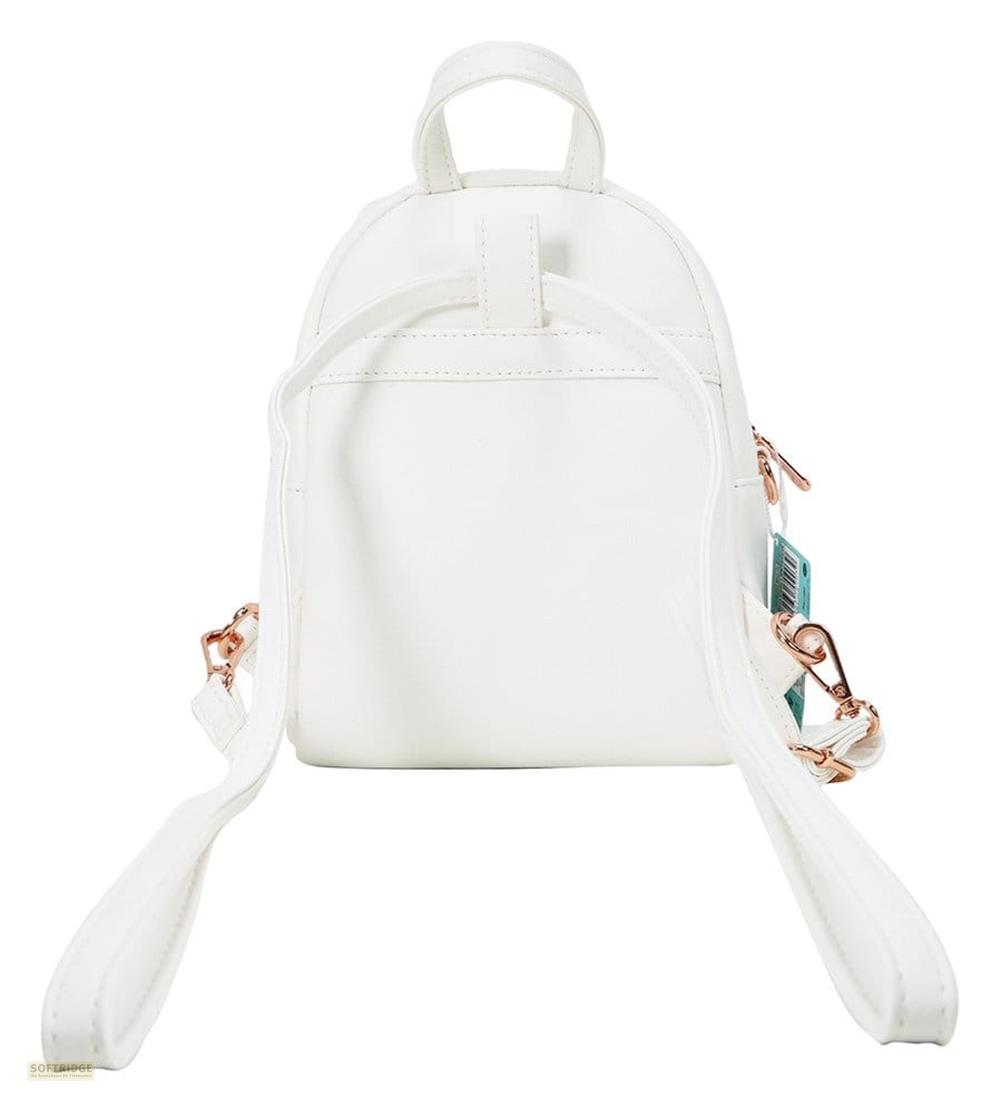 Ein weißer Rucksack mit rosegoldenen Beschlägen vor weißem Hintergrund.