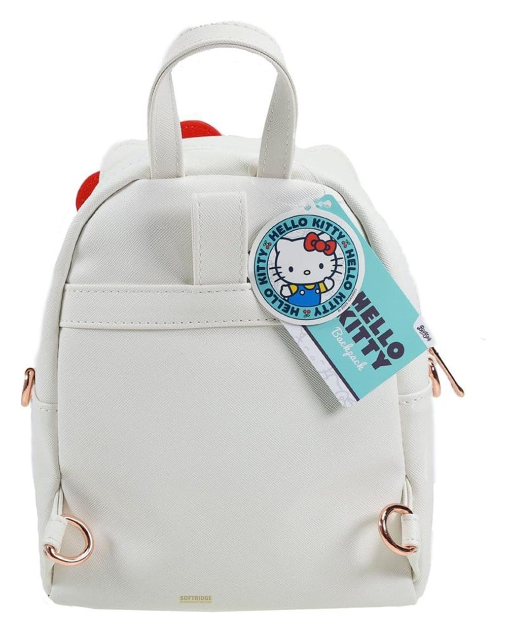 Ein weißer Hello Kitty Rucksack mit roségoldenen Beschlägen und einem blauen Etikett vorne.