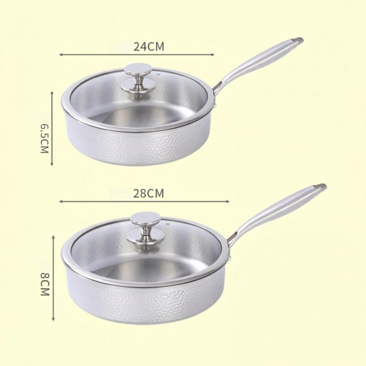 Zwei silberne Pfannen mit Glasdeckeln, Griffen und Maßen von 24cm und 28cm auf hellem Hintergrund.