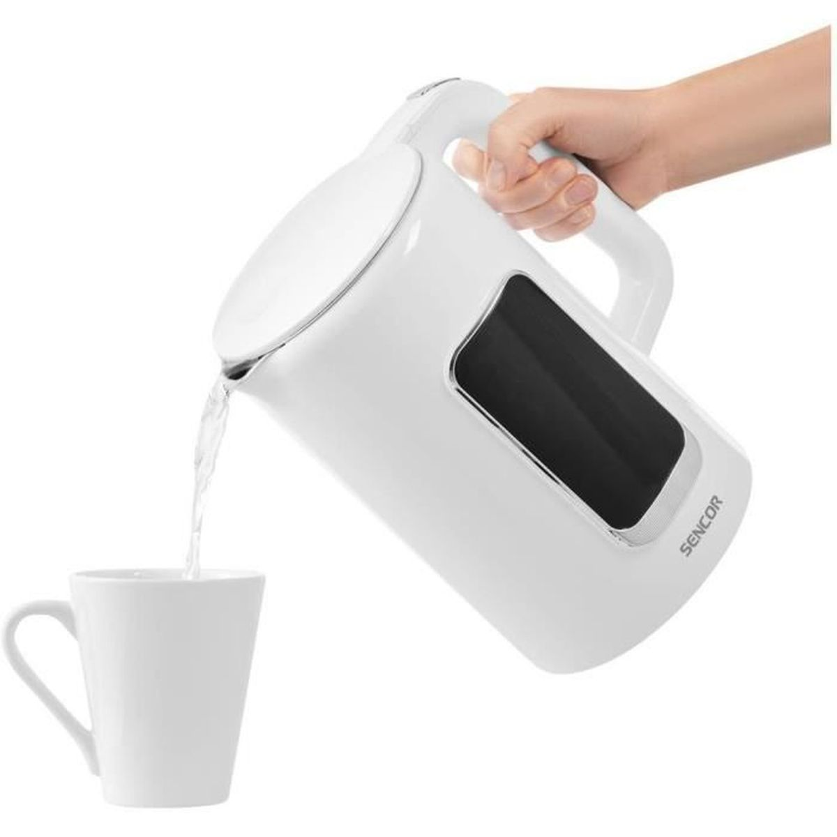 Una mano versa acqua da un bollitore bianco Sencor in una tazza bianca su sfondo bianco.