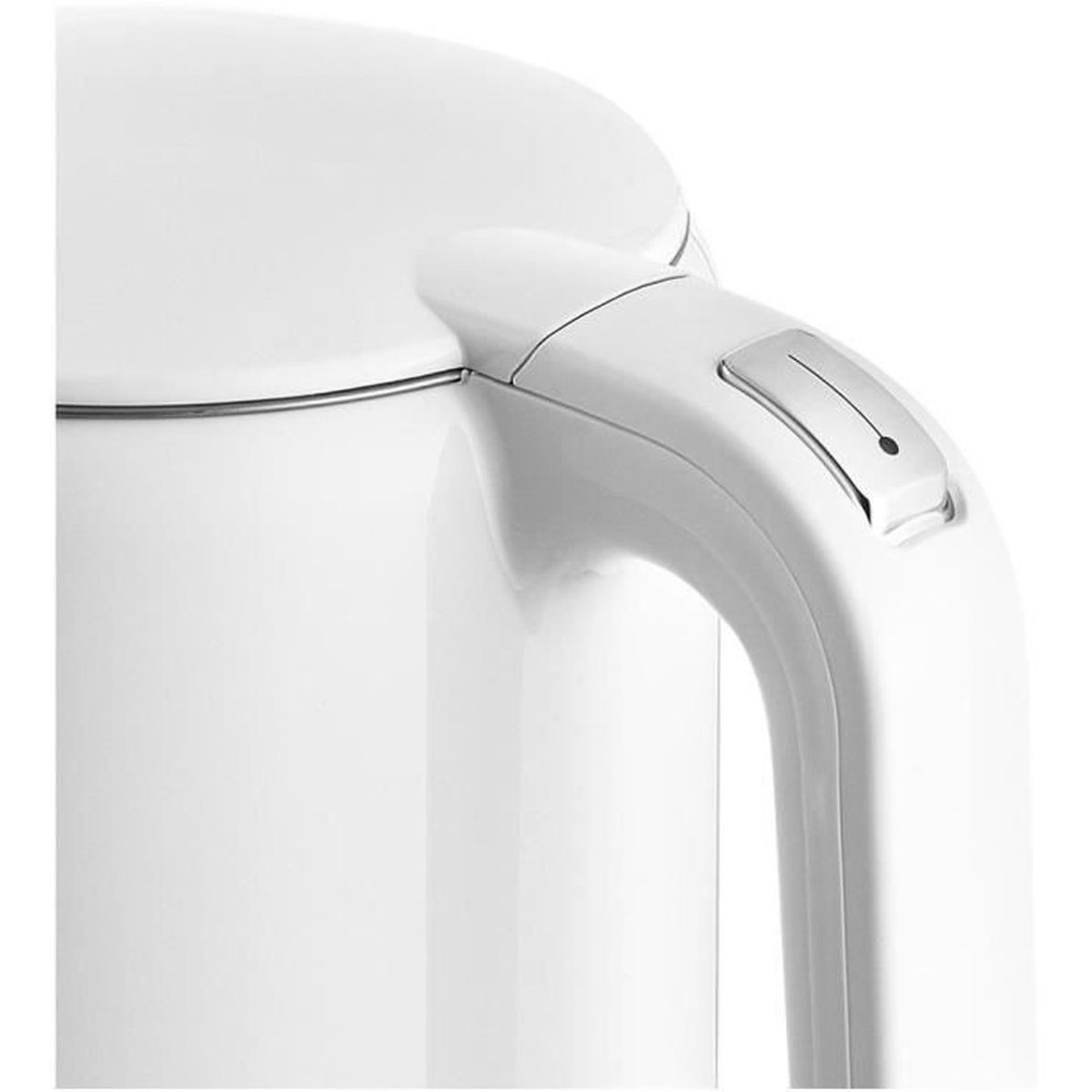 Primo piano del manico di un bollitore elettrico bianco con un piccolo pulsante.