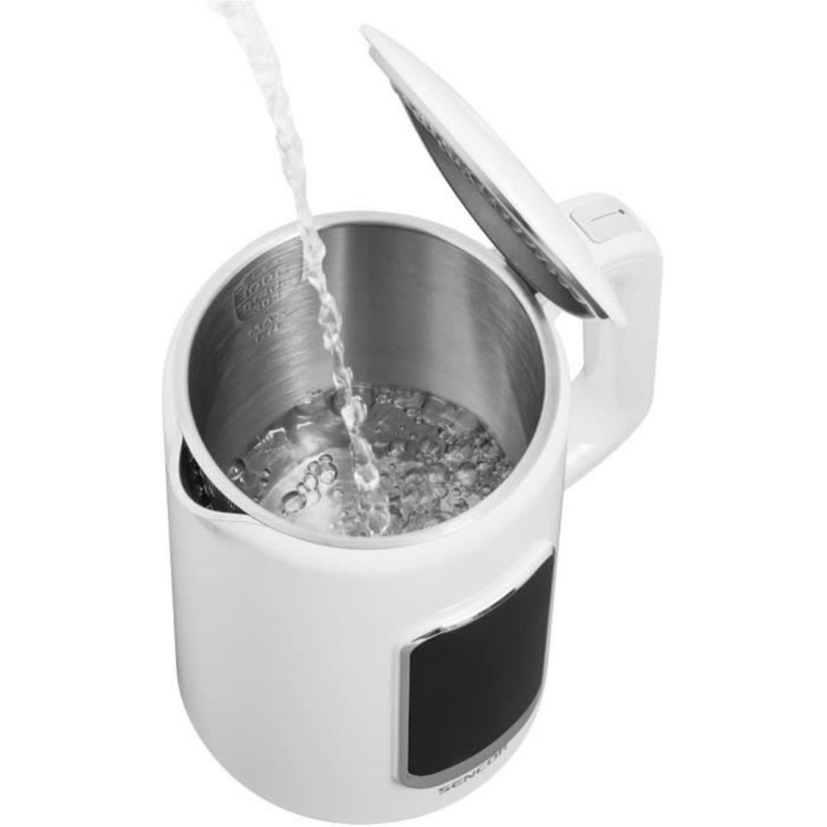L'acqua viene versata in un bollitore elettrico bianco con il coperchio aperto.