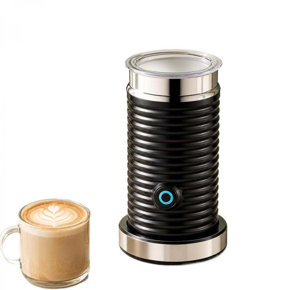 Ein schwarzer, gerippter Milchaufschäumer mit blauem Knopﬂicht steht neben einer Tasse Cappuccino.