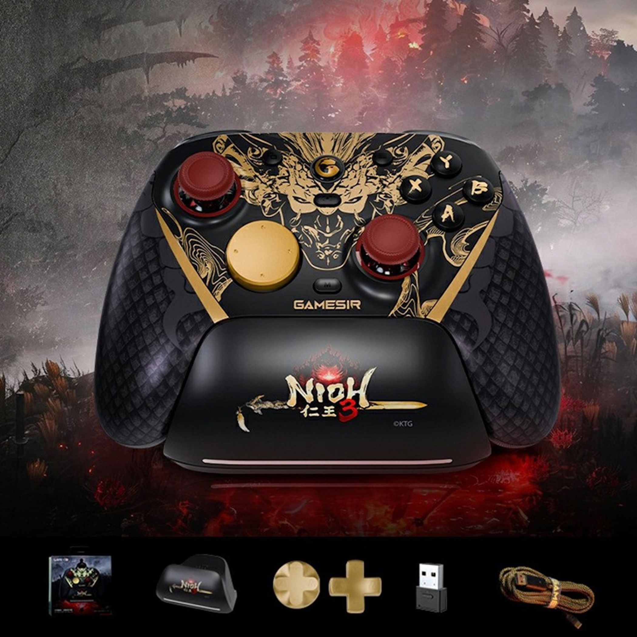 Nioh 3-thematischer GameSir Controller mit goldenen Akzenten, roten Joysticks und Zubehör darunter.