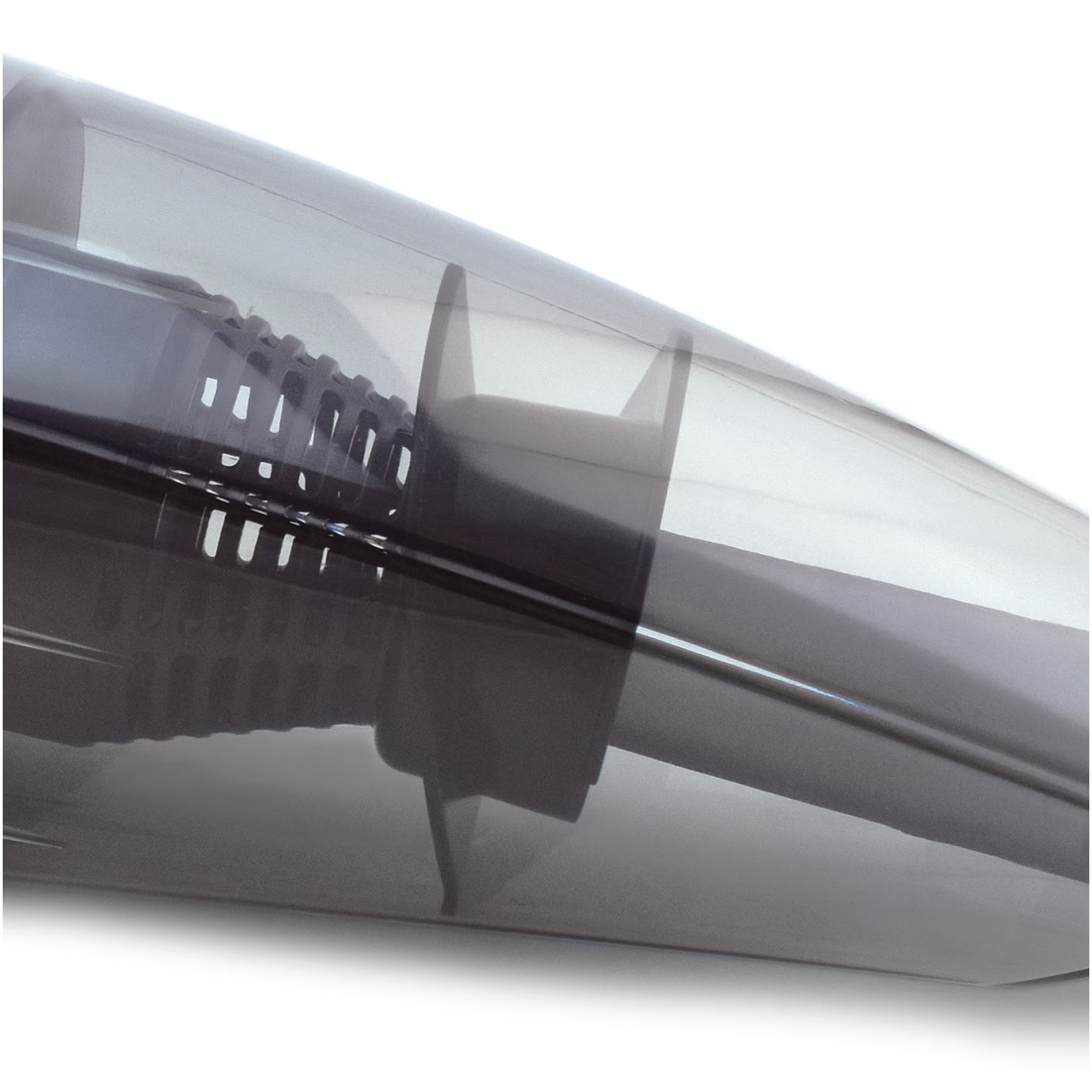 Gros plan sur le bac à poussière en plastique gris transparent d'un aspirateur à main sur fond blanc.