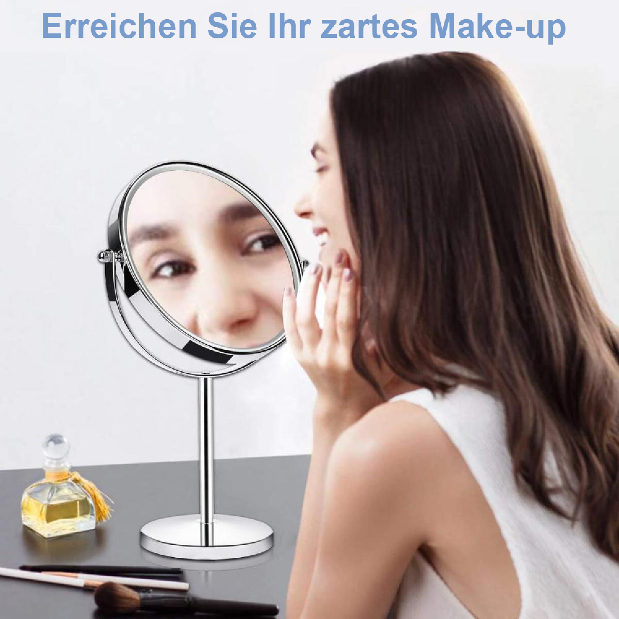 Eine Frau blickt in einen runden Standspiegel auf einem Tisch mit Make-up-Utensilien.
