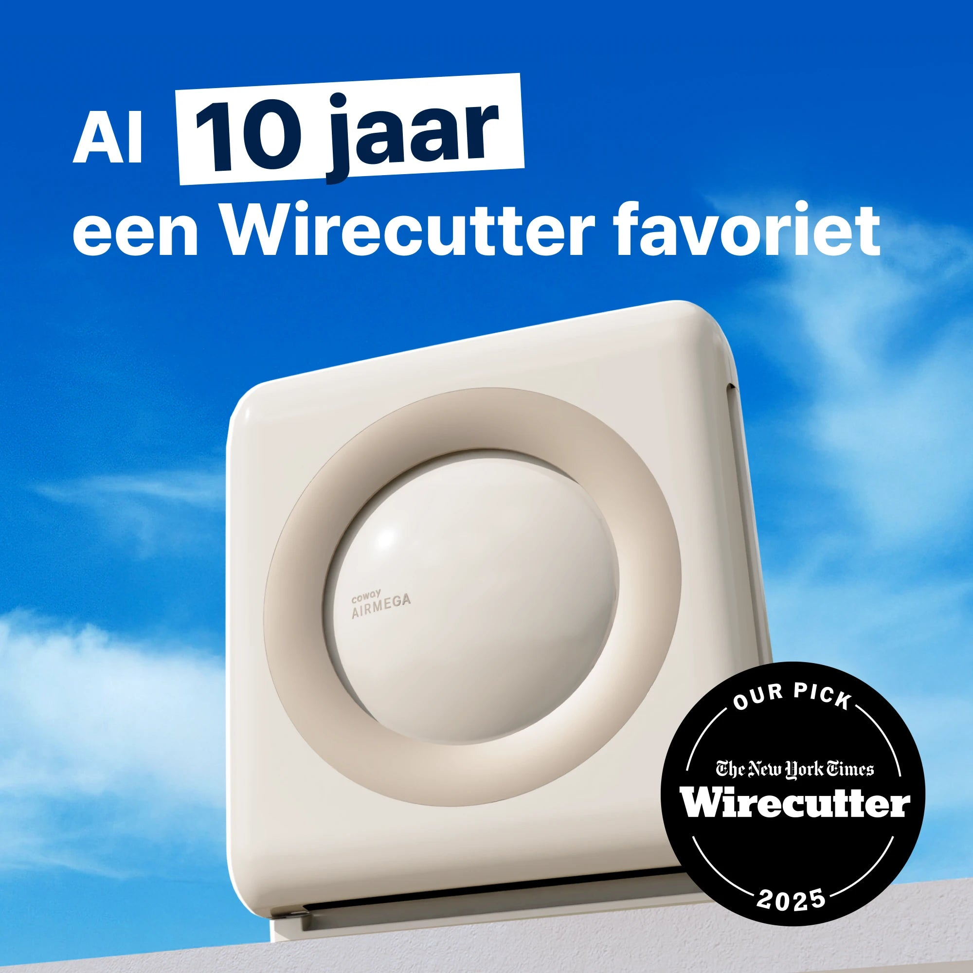 Coway Airmega Luftreiniger vor blauem Himmel mit Text und Award-Sticker.