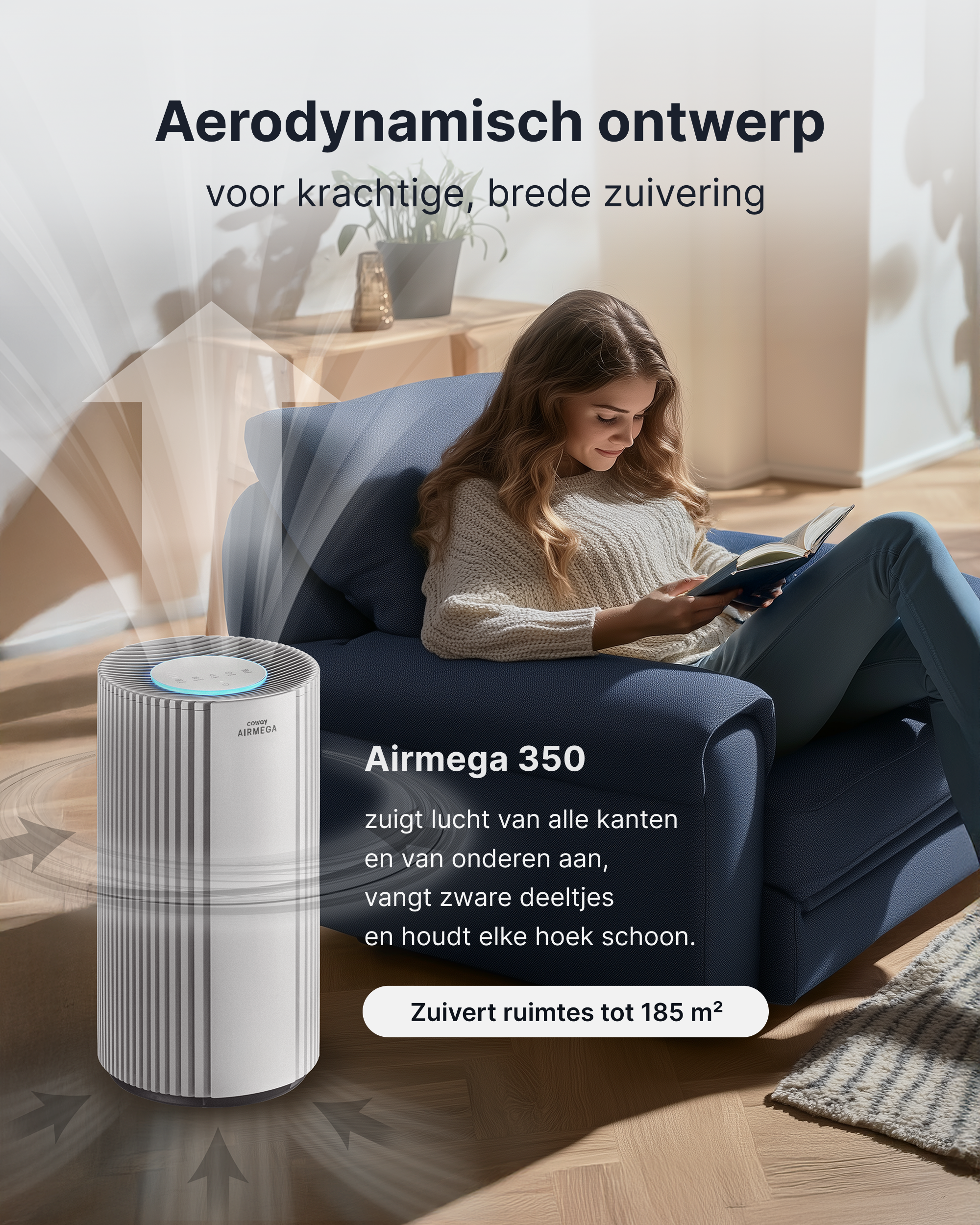 Eine Frau liest in einem Sessel ein Buch neben einem Airmega 350 Luftreiniger.