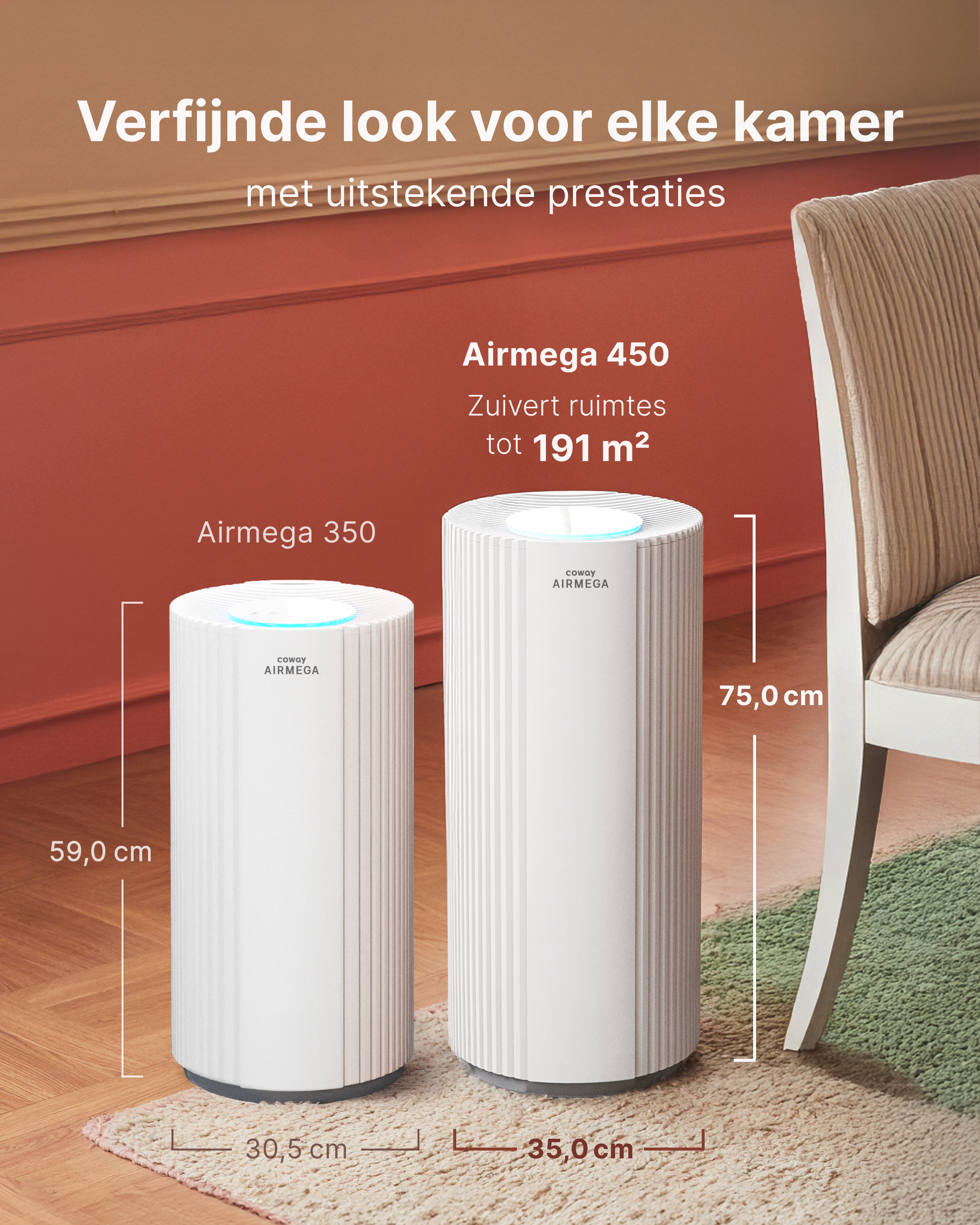 Zwei weiße Luftreiniger mit Maßen und Text auf rotem Hintergrund neben einem Stuhl.