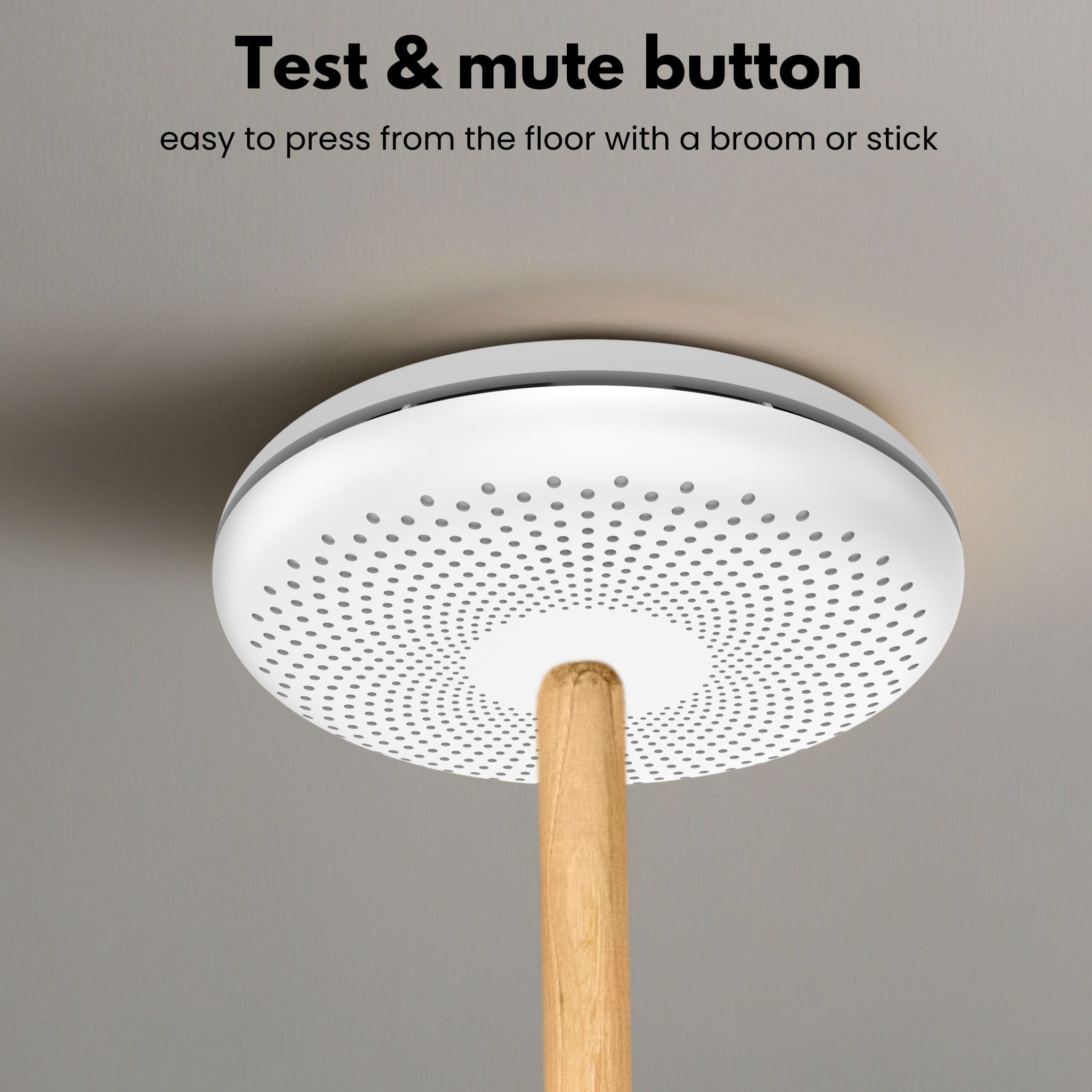 Un rilevatore di fumo bianco sul soffitto viene premuto con un bastone.
