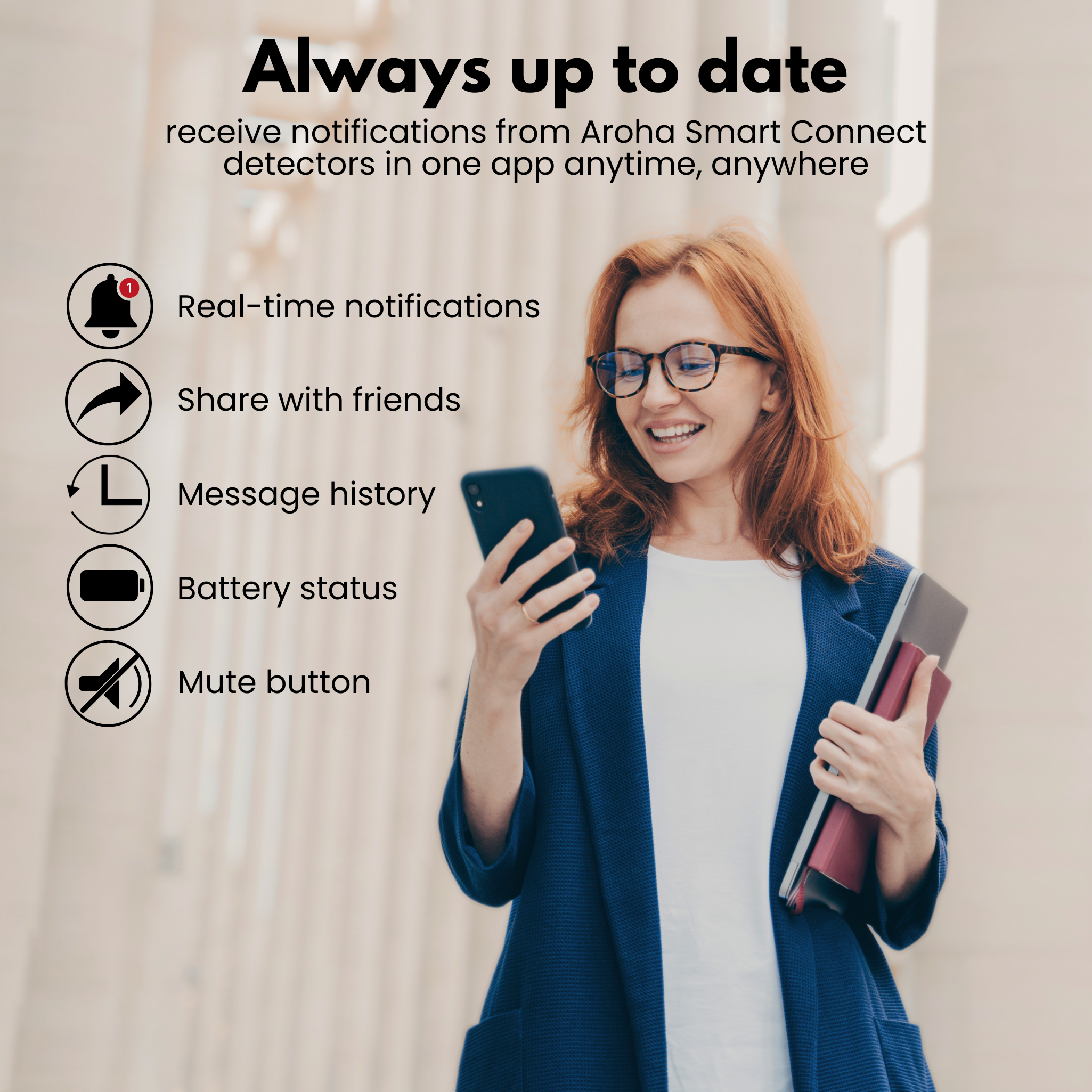 Una donna sorridente con gli occhiali guarda lo smartphone, accanto a testo e icone dell'app.