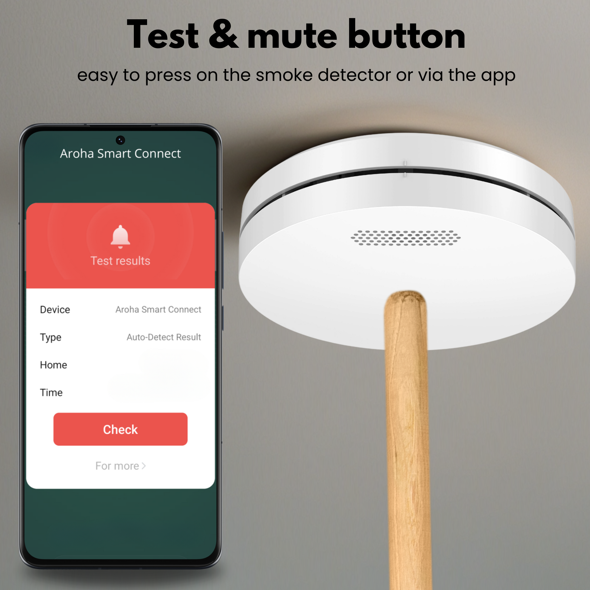 Un rilevatore di fumo bianco sul soffitto, uno smartphone con l'app e un bastone di legno che preme il tasto.