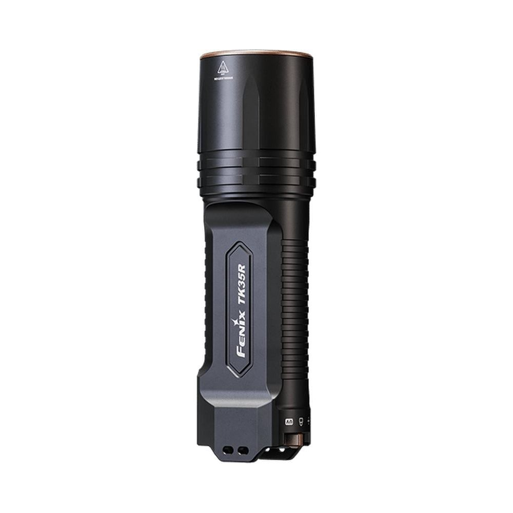 Una torcia nera Fenix TK35R con corpo strutturato su sfondo bianco.