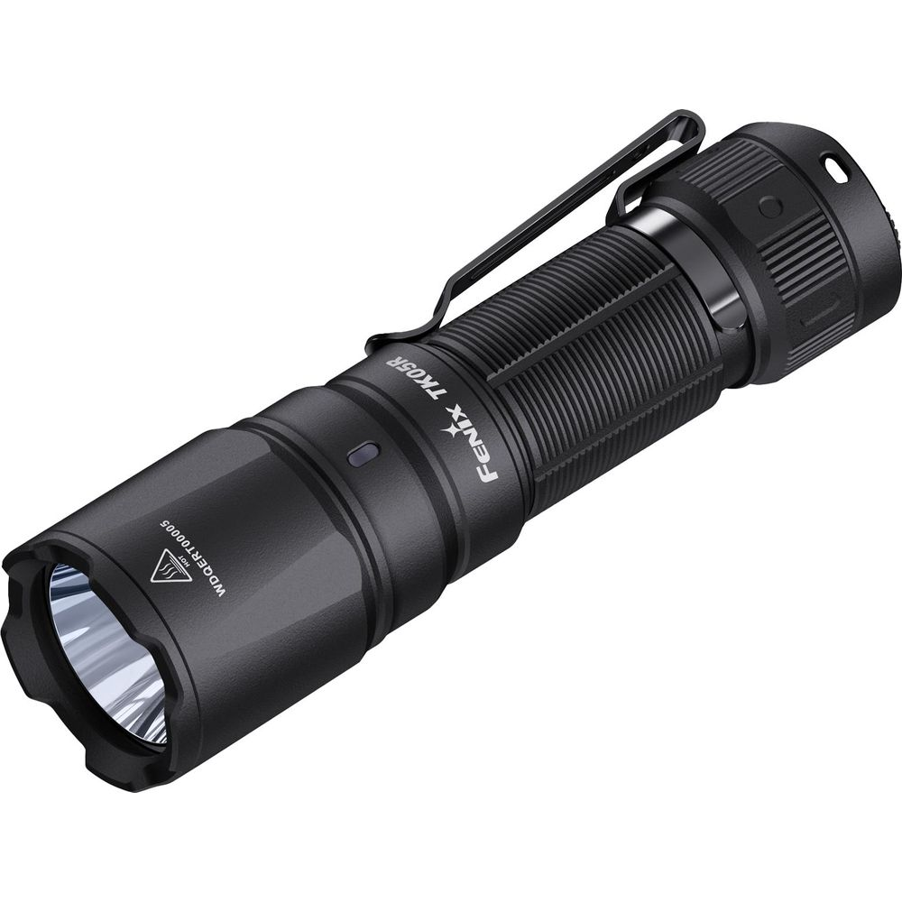 Una torcia LED Fenix TK05R nera con clip da tasca e corpo scanalato su sfondo bianco.