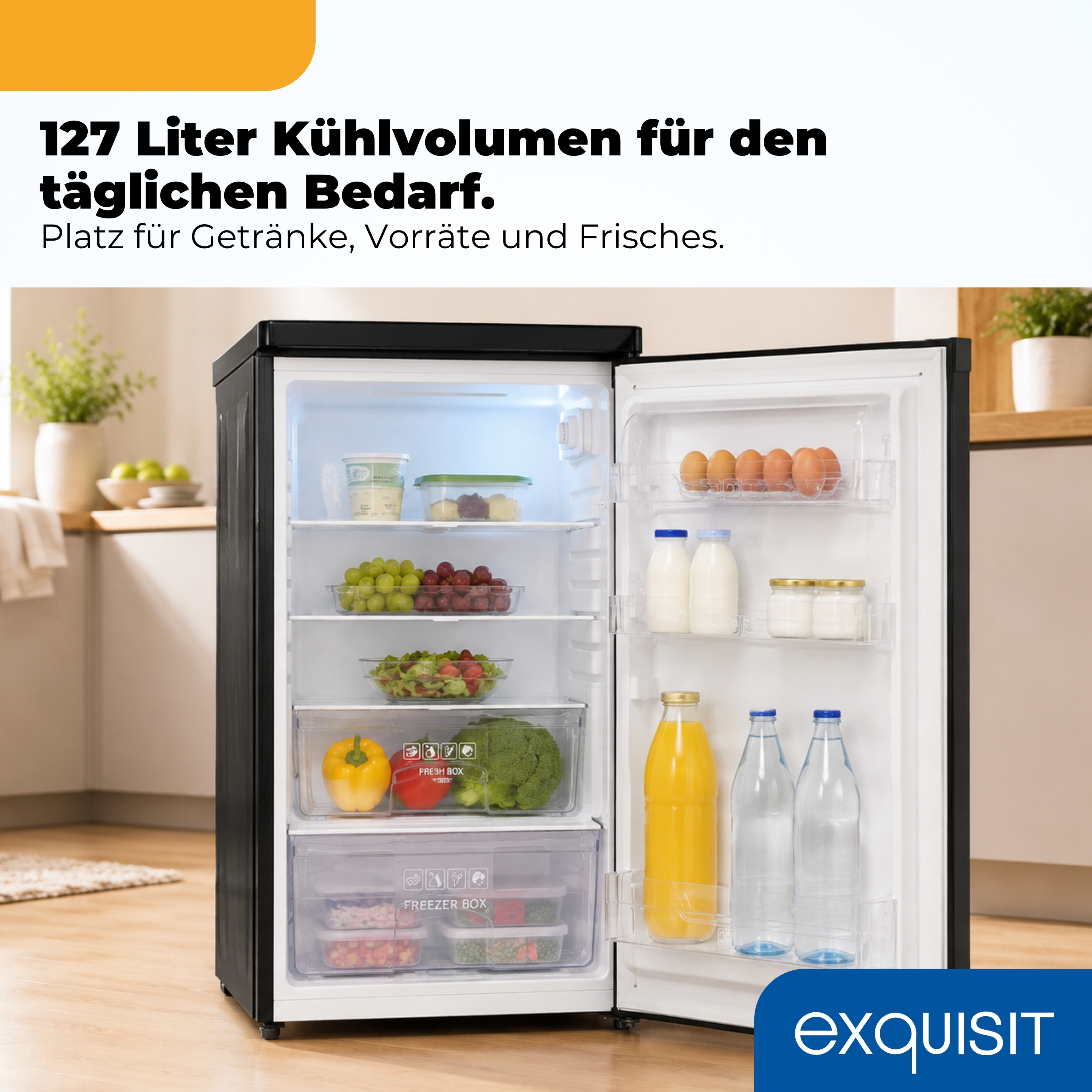 Ein offener, gefüllter schwarzer Kühlschrank steht in einer Küche, darüber Text auf Deutsch.