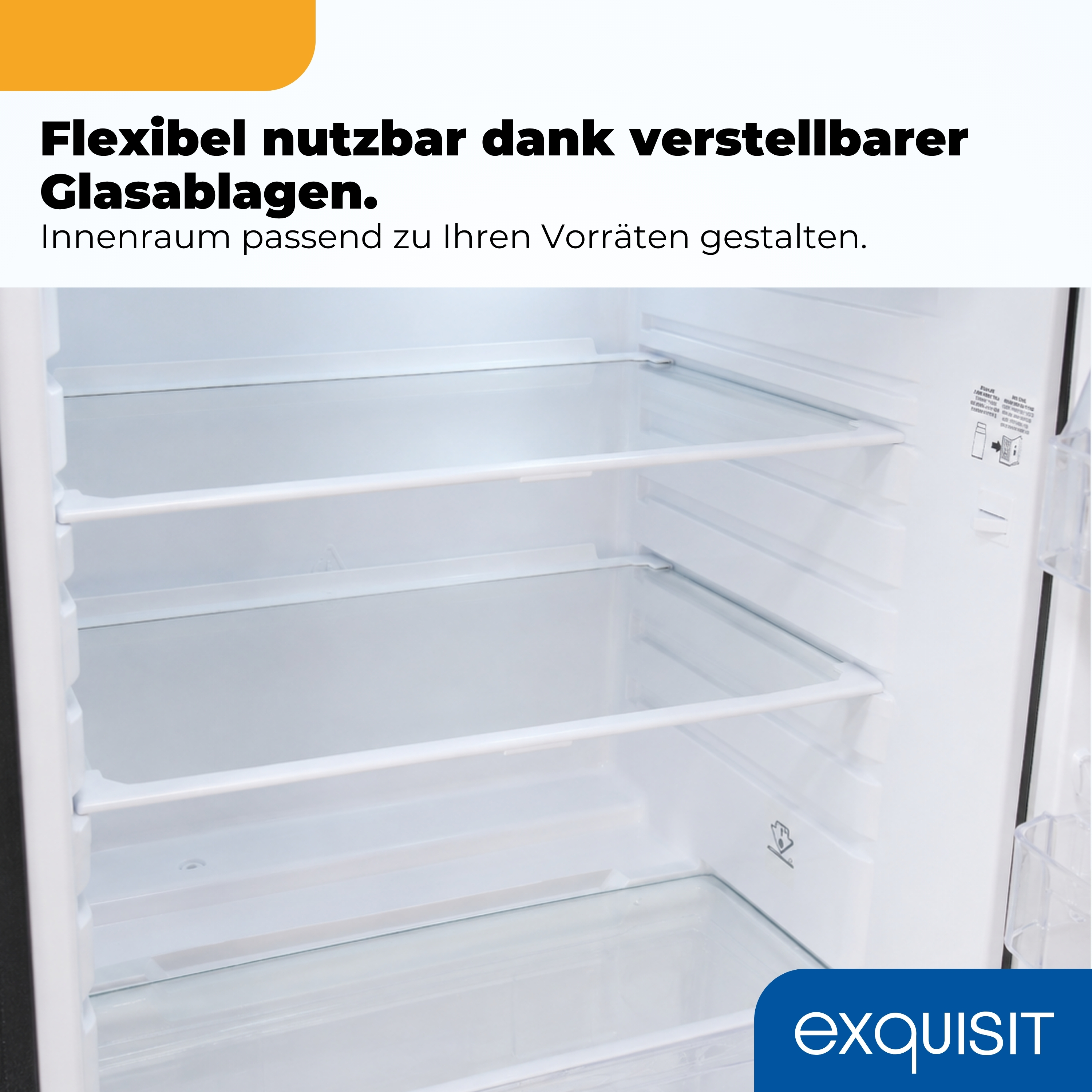 Geöffneter weißer Kühlschrankinnenraum mit verstellbaren Glasablagen.