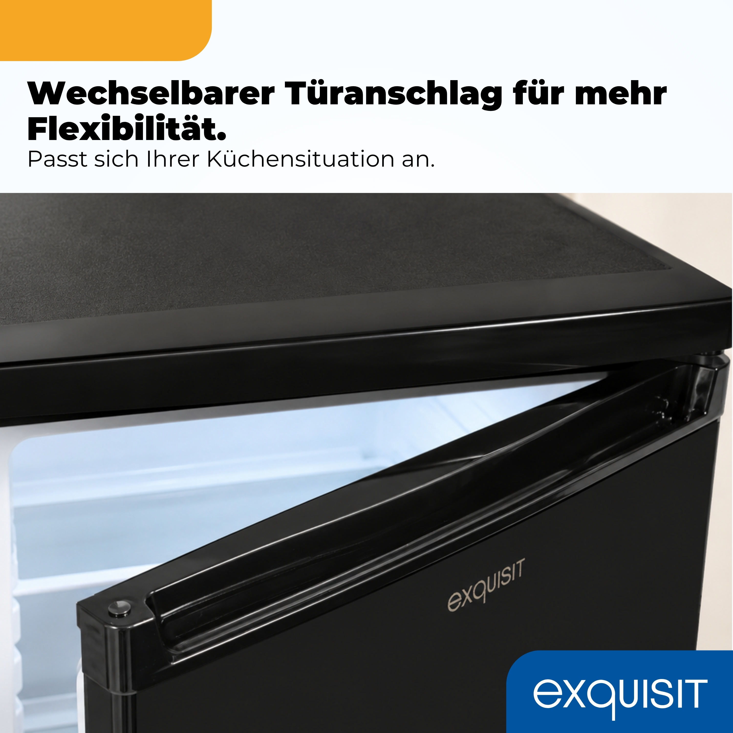 Ein offener schwarzer Exquisit Kühlschrank mit Text im oberen Bereich.