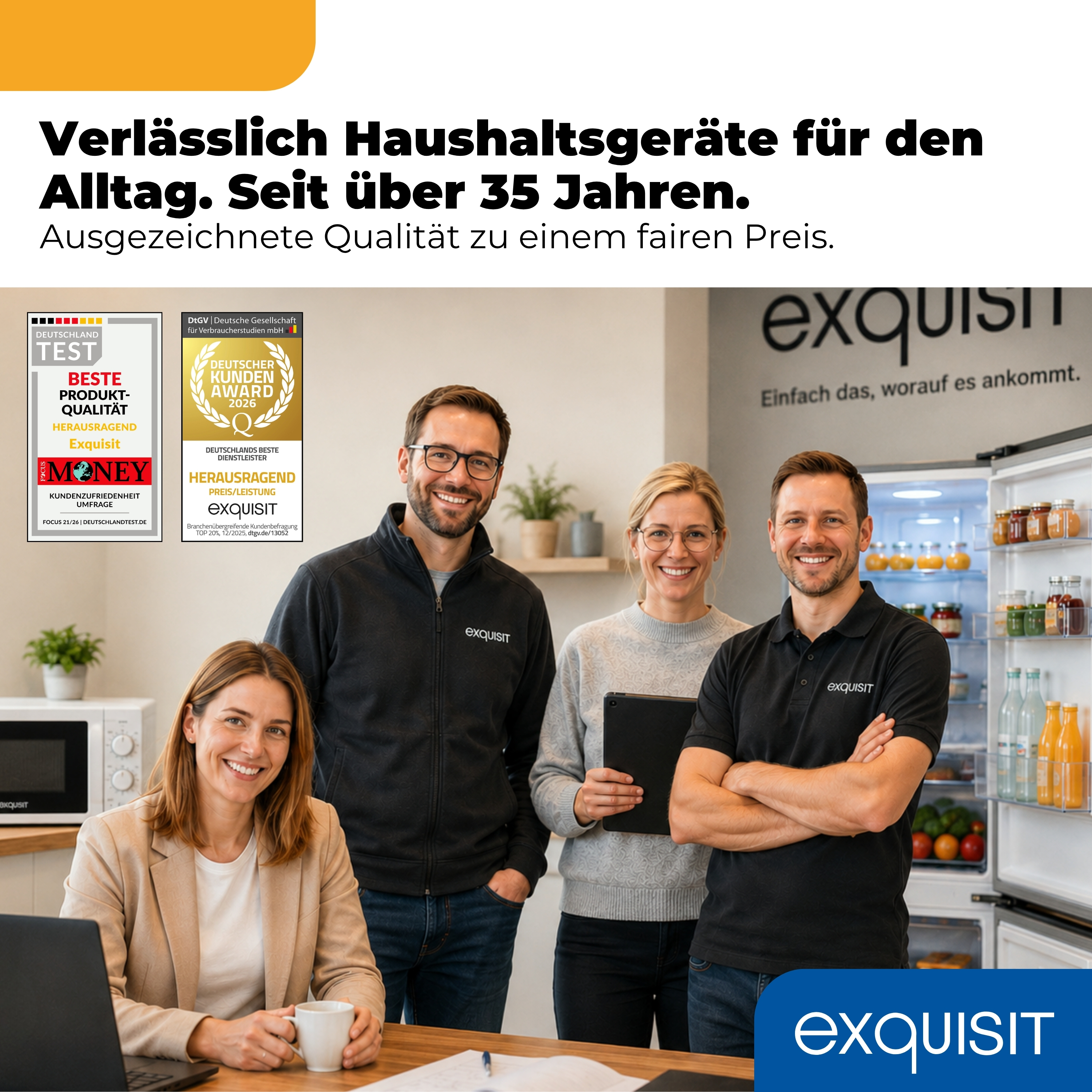 Vier lächelnde Exquisit-Mitarbeiter in einer Küche mit Auszeichnungen links.