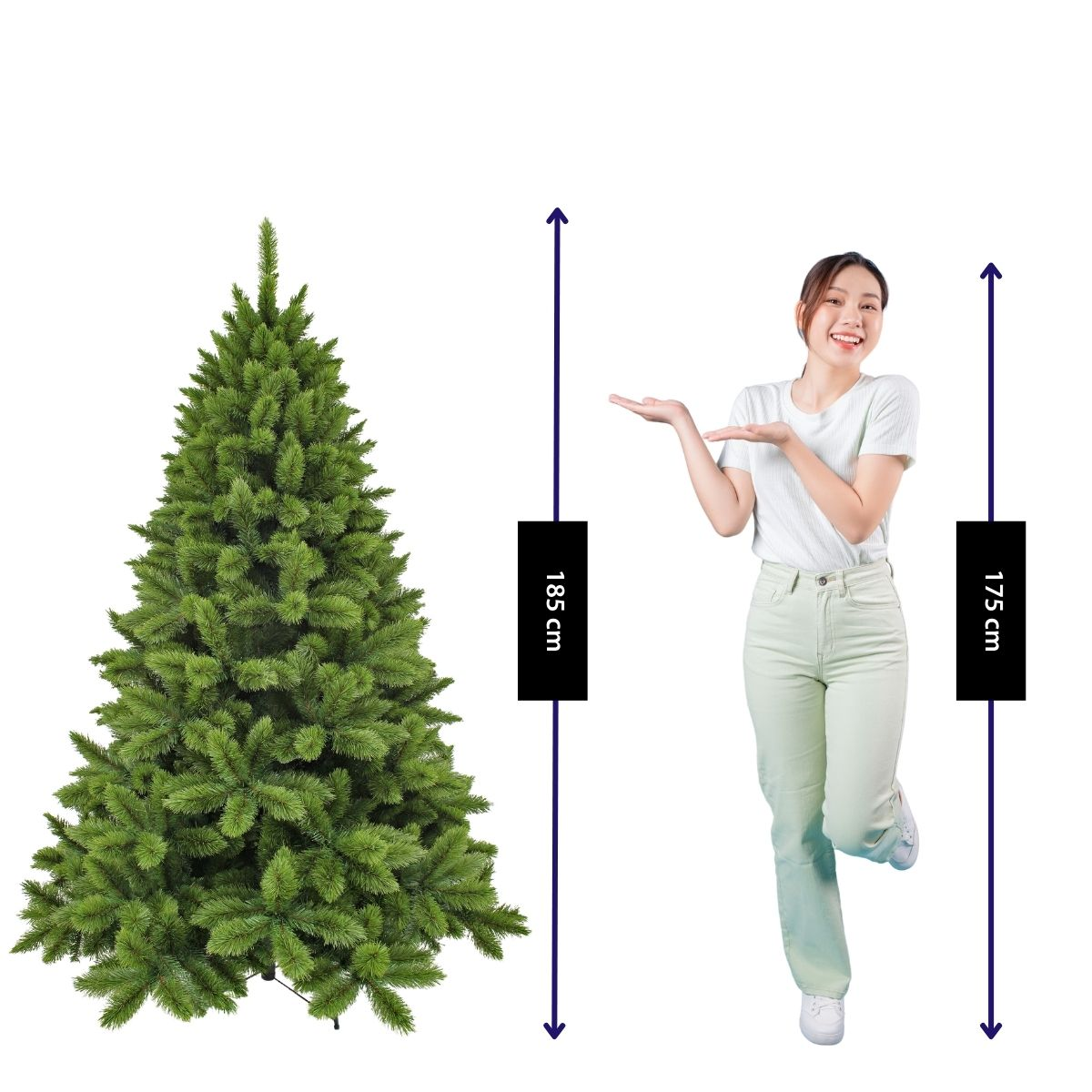 Une femme désigne un sapin de Noël vert artificiel avec des hauteurs de 185 cm et 175 cm.