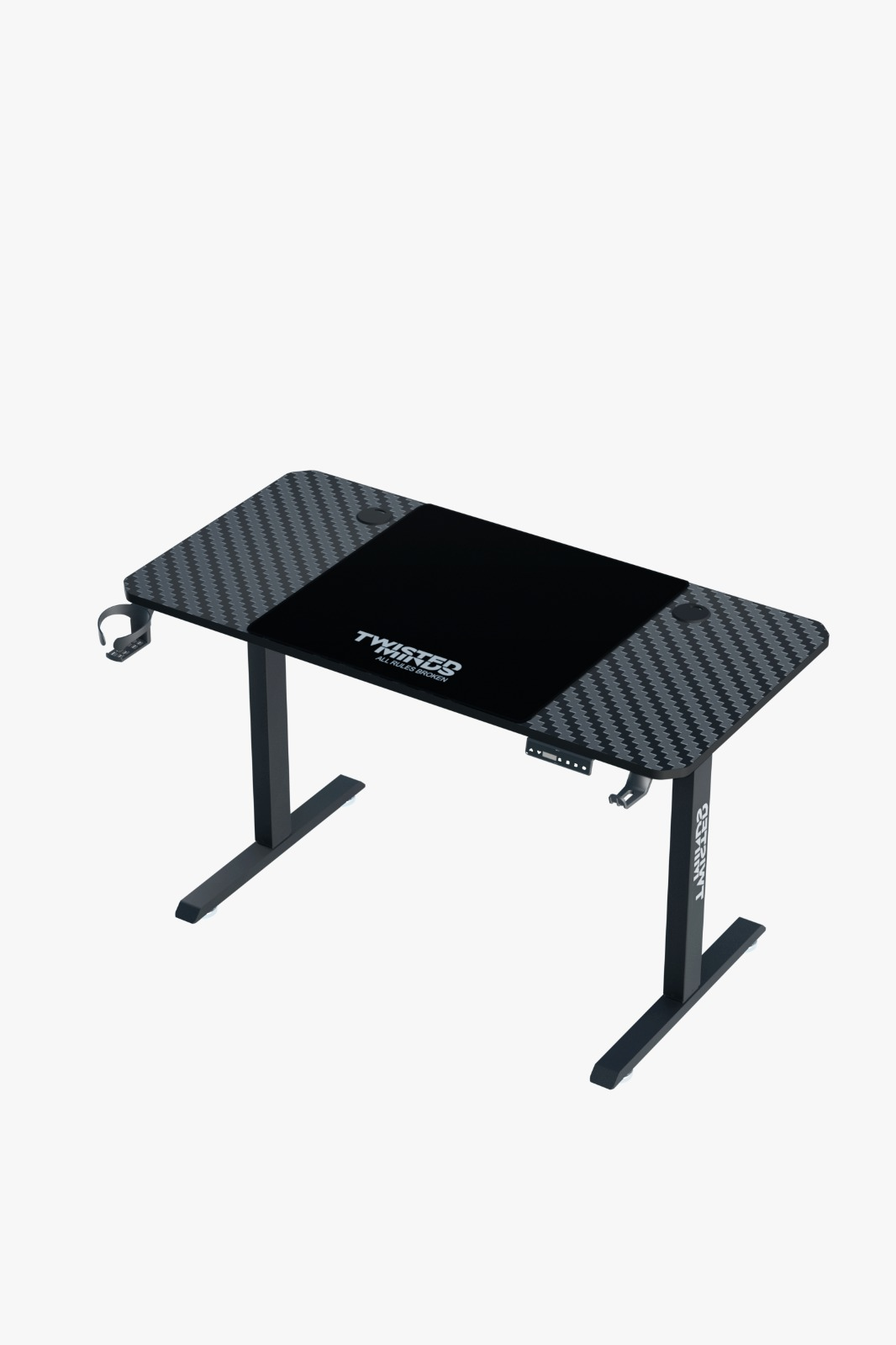 Karbon fiber desenli siyah oyuncu masası, büyük mousepad, bardaklık ve kulaklık askısıyla beyaz arka planda.