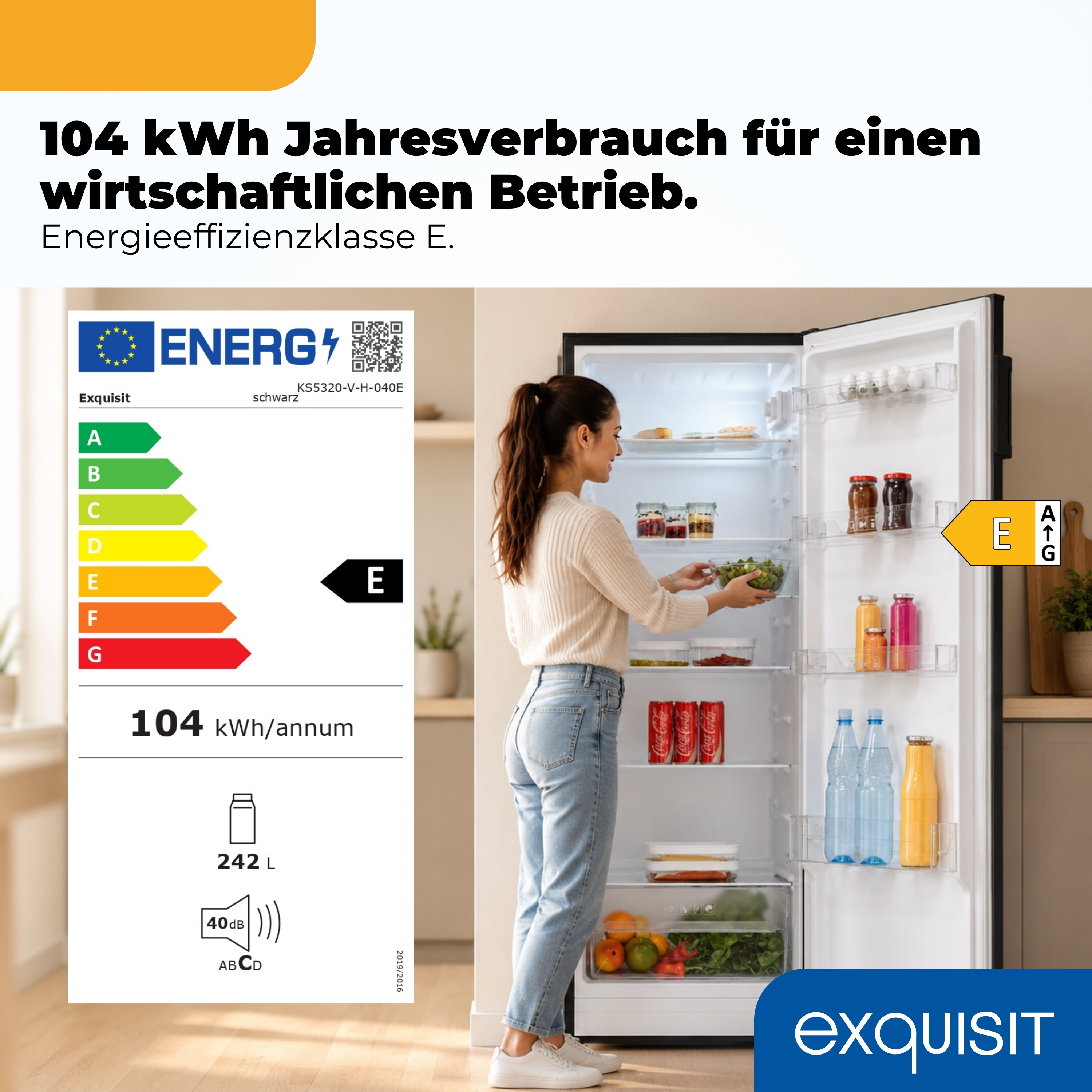 Eine Frau greift in einen offenen Kühlschrank, neben einem Energieeffizienzlabel Klasse E.