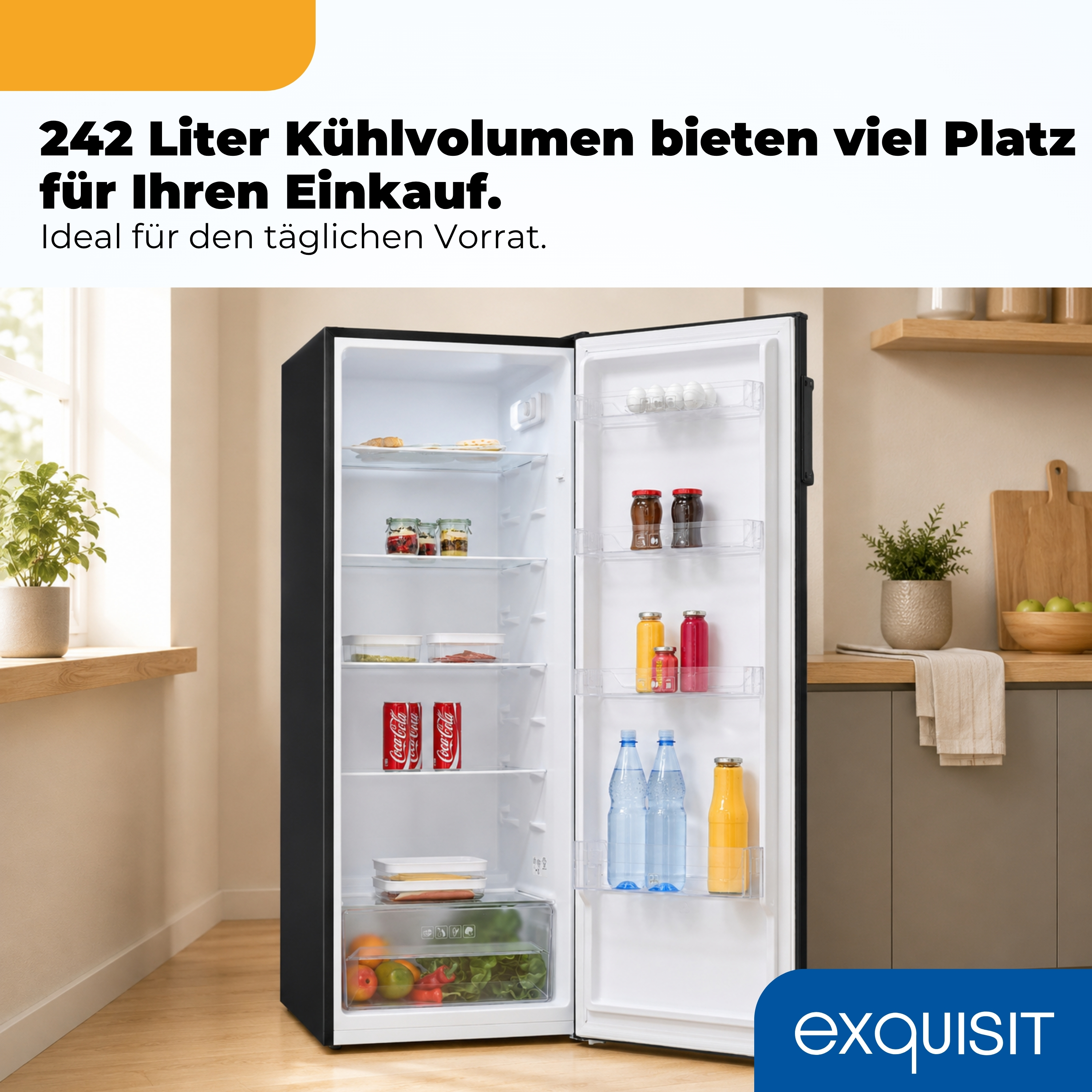Ein offener schwarzer Kühlschrank in einer hellen Küche, gefüllt mit Getränken und Lebensmitteln, mit Text.