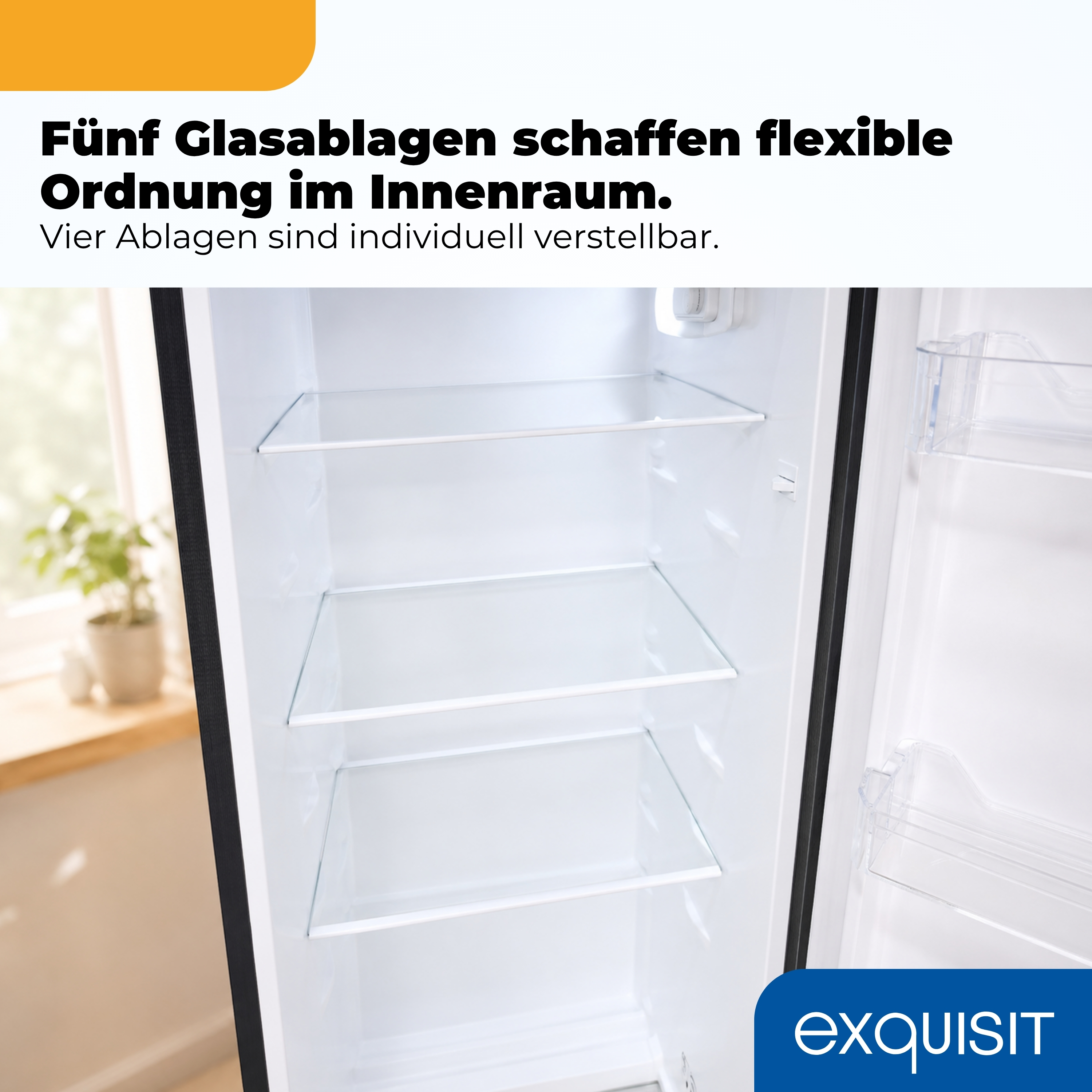 Geöffneter weißer Kühlschrank mit verstellbaren Glasablagen und Türfächern.