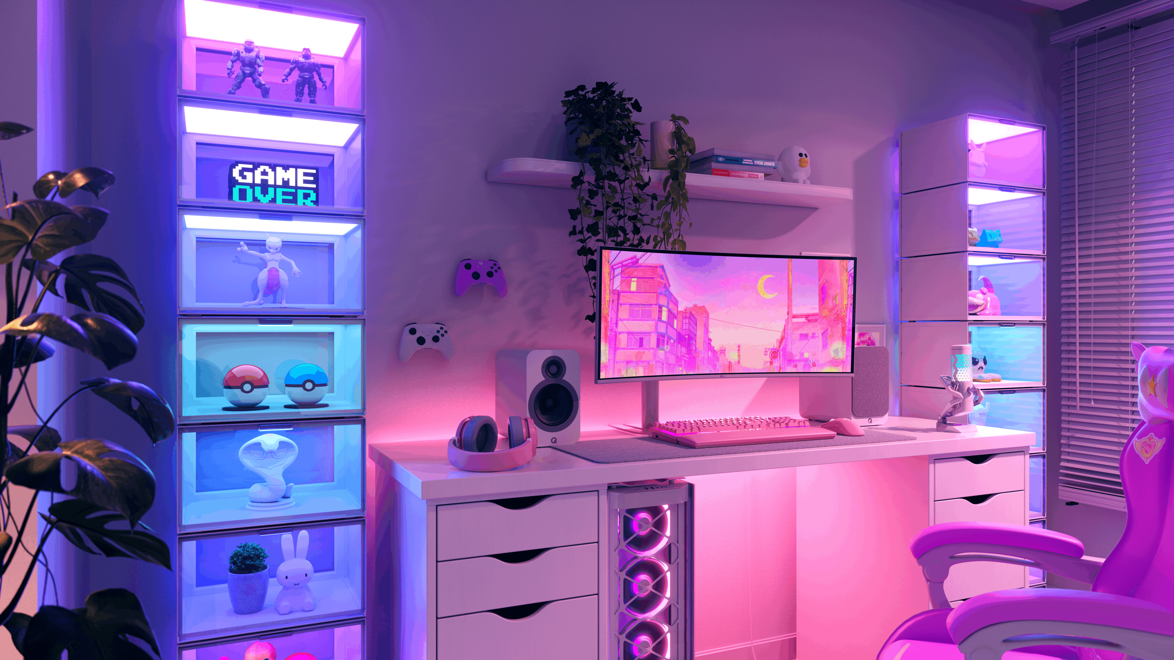 Ein Gaming-Schreibtisch mit rosa und blauen Lichtern, gebogenem Monitor, Tastatur, Regalen mit Figuren und Pflanze.
