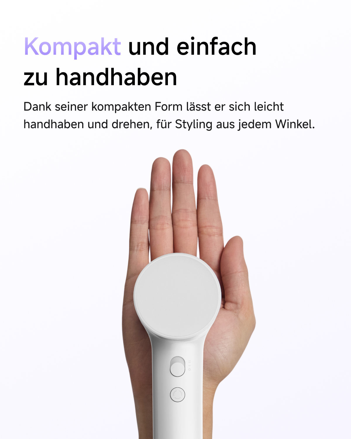 Eine Hand hält ein kompaktes weißes Gerät mit runden Bedienelementen vor weißem Hintergrund.