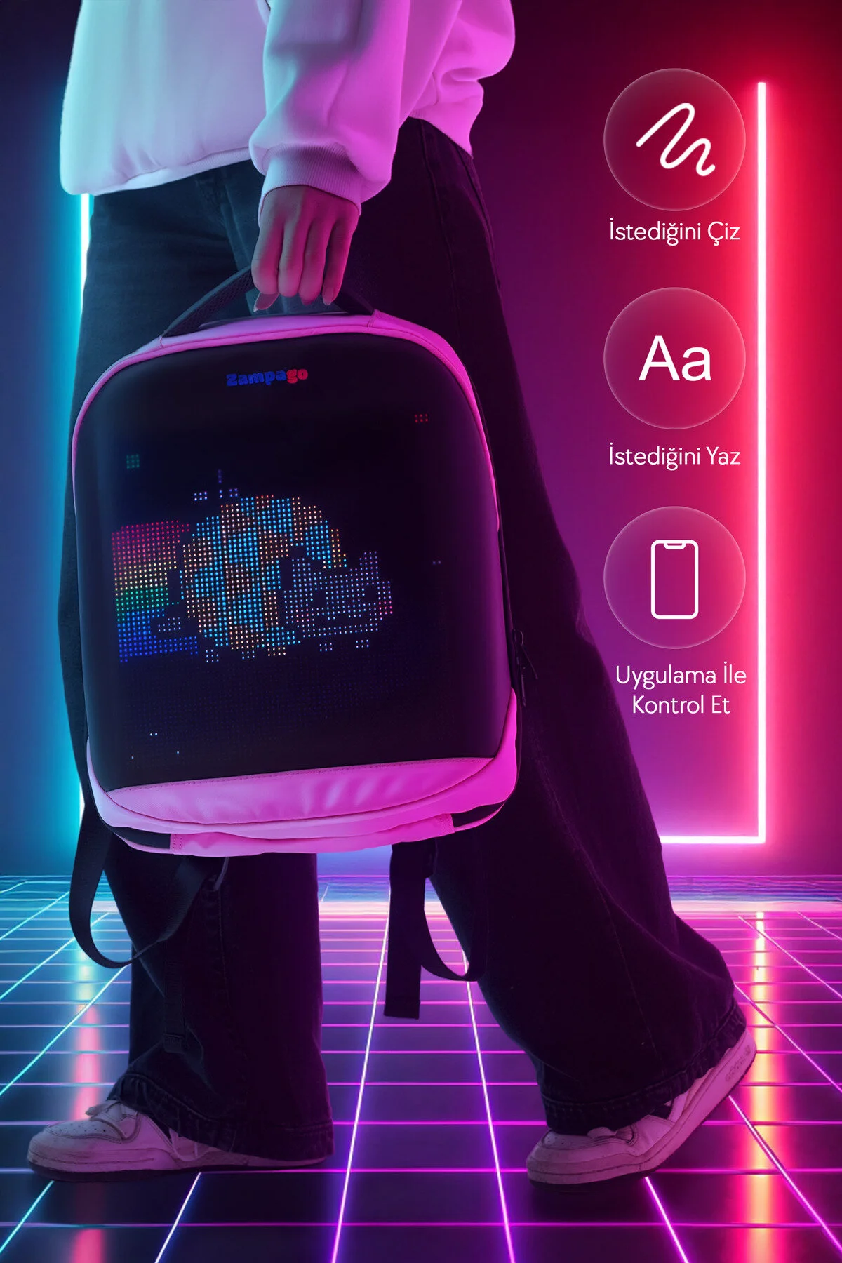 Bir kişi neon ışıklı arka plan önünde LED ekranlı sırt çantası tutuyor.