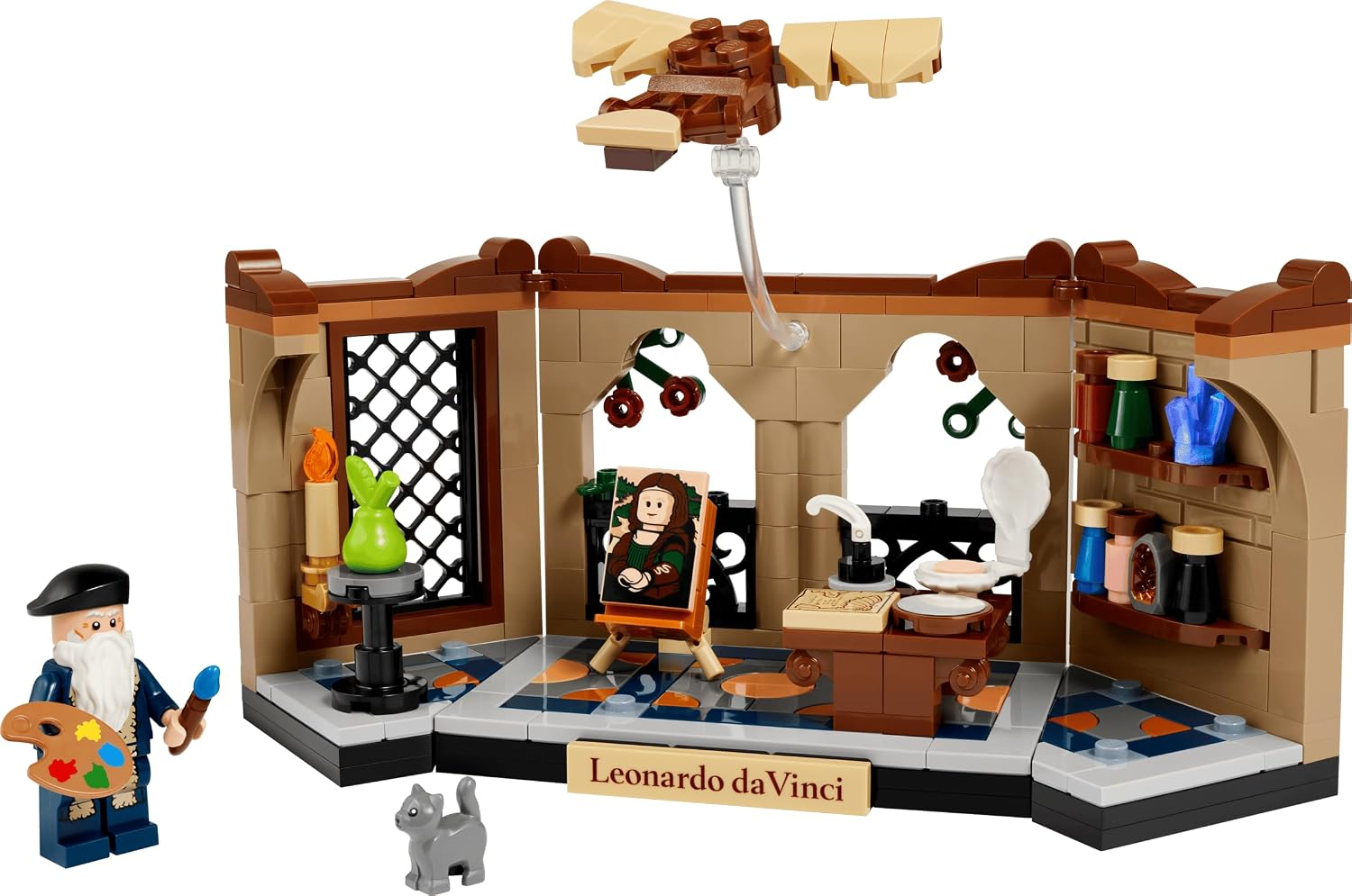 Lego-Set von Leonardo da Vinci mit Werkstatt, Staffelei mit Gemälde, Flugmaschine und einer Minifigur.