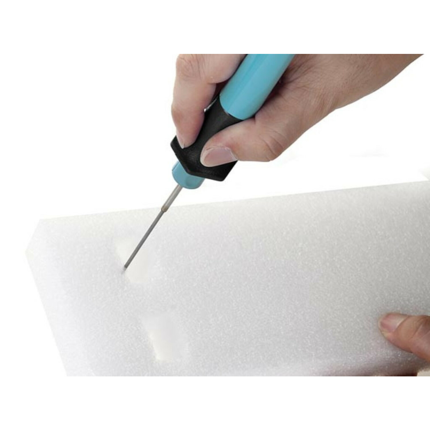 Eine Hand benutzt ein blau-schwarzes Heißwerkezug, um Schaumstoff zu schmelzen.
