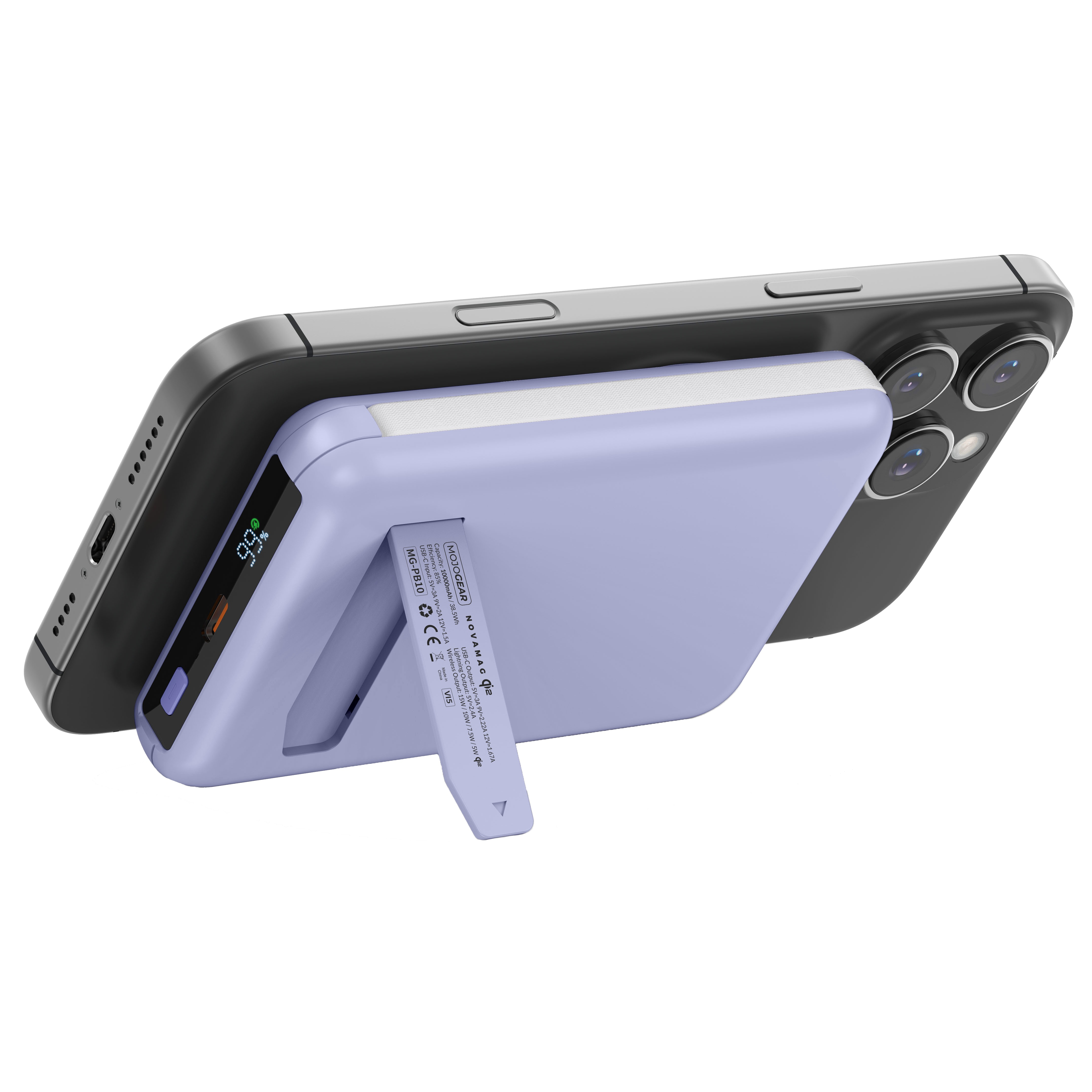 Eine hellviolette magnetische Powerbank haftet an einem dunklen Smartphone und zeigt einen ausgeklappten Ständer.