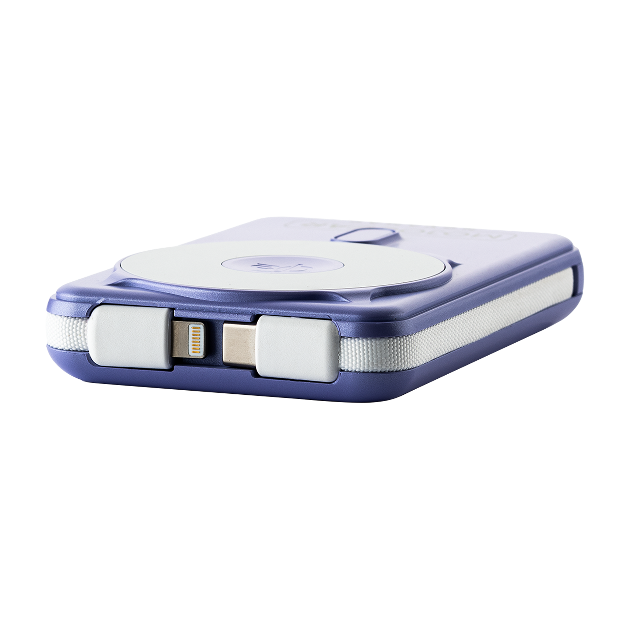 Lila tragbare Powerbank mit zwei integrierten Kabeln und weißer Oberseite auf schwarzem Hintergrund.