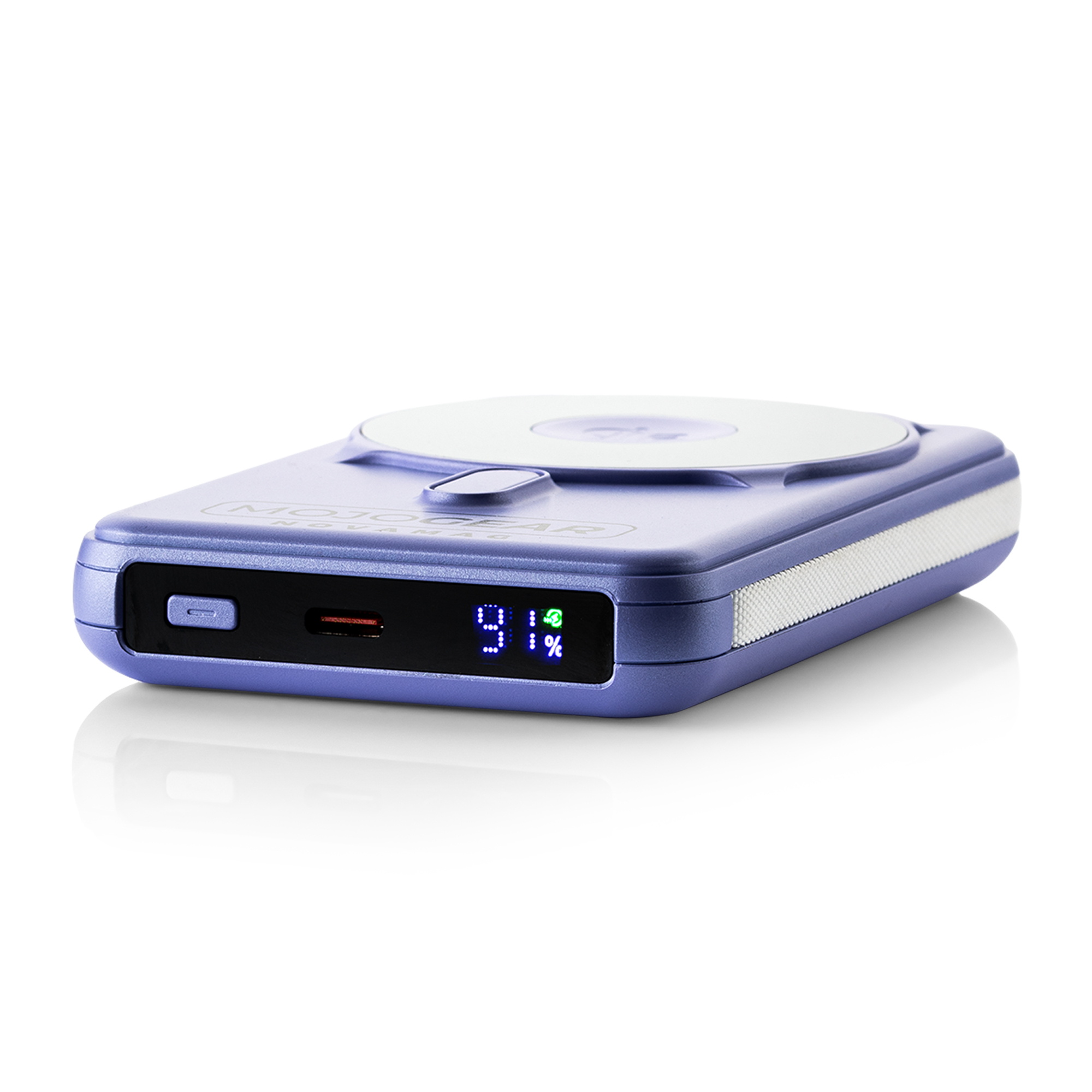 Lila Powerbank mit digitaler Anzeige und weißem kabellosen Ladepad auf weißem Hintergrund.