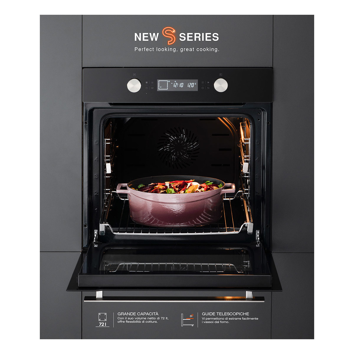 Forno da incasso nero aperto con una grande pentola rotonda con verdure sulla griglia.