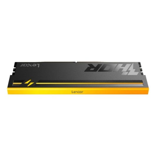 Un modulo RAM Lexar Thor nero e giallo con dissipatore su sfondo bianco.