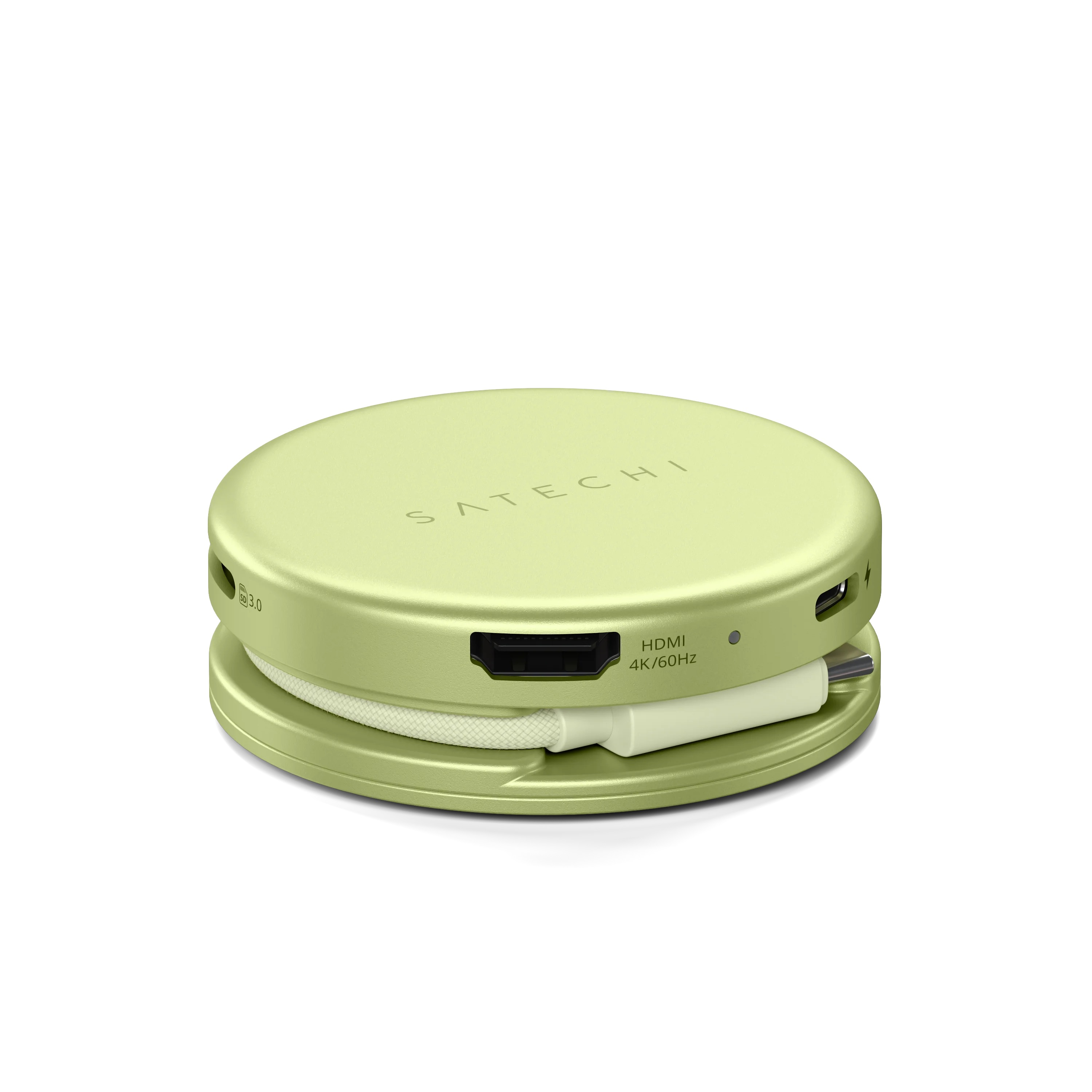 Okrągły, zielony hub USB-C Satechi z wieloma portami i kablem na białym tle.
