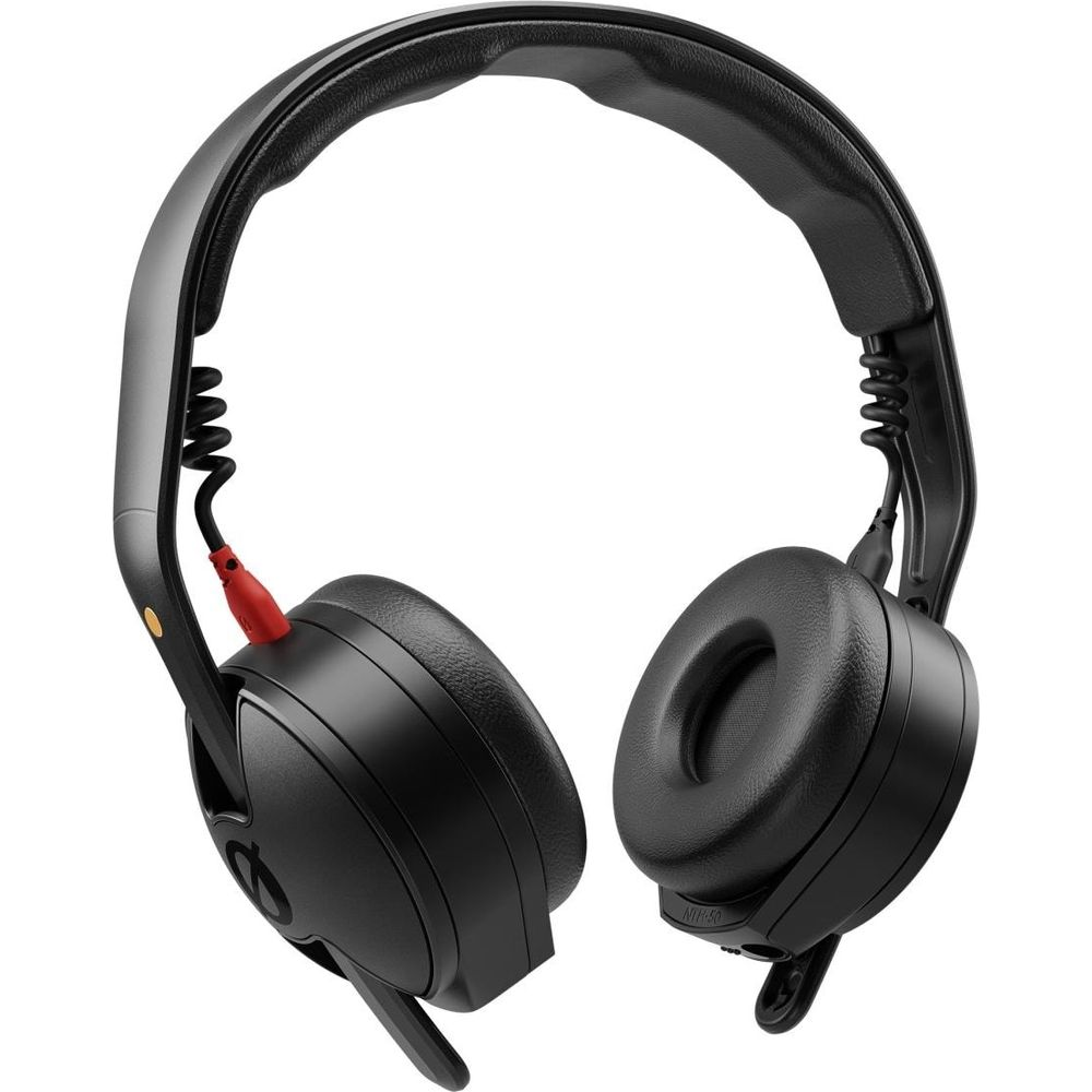 Un paio di cuffie nere over-ear con archetto imbottito, cavo a spirale e connettore audio rosso su sfondo bianco.
