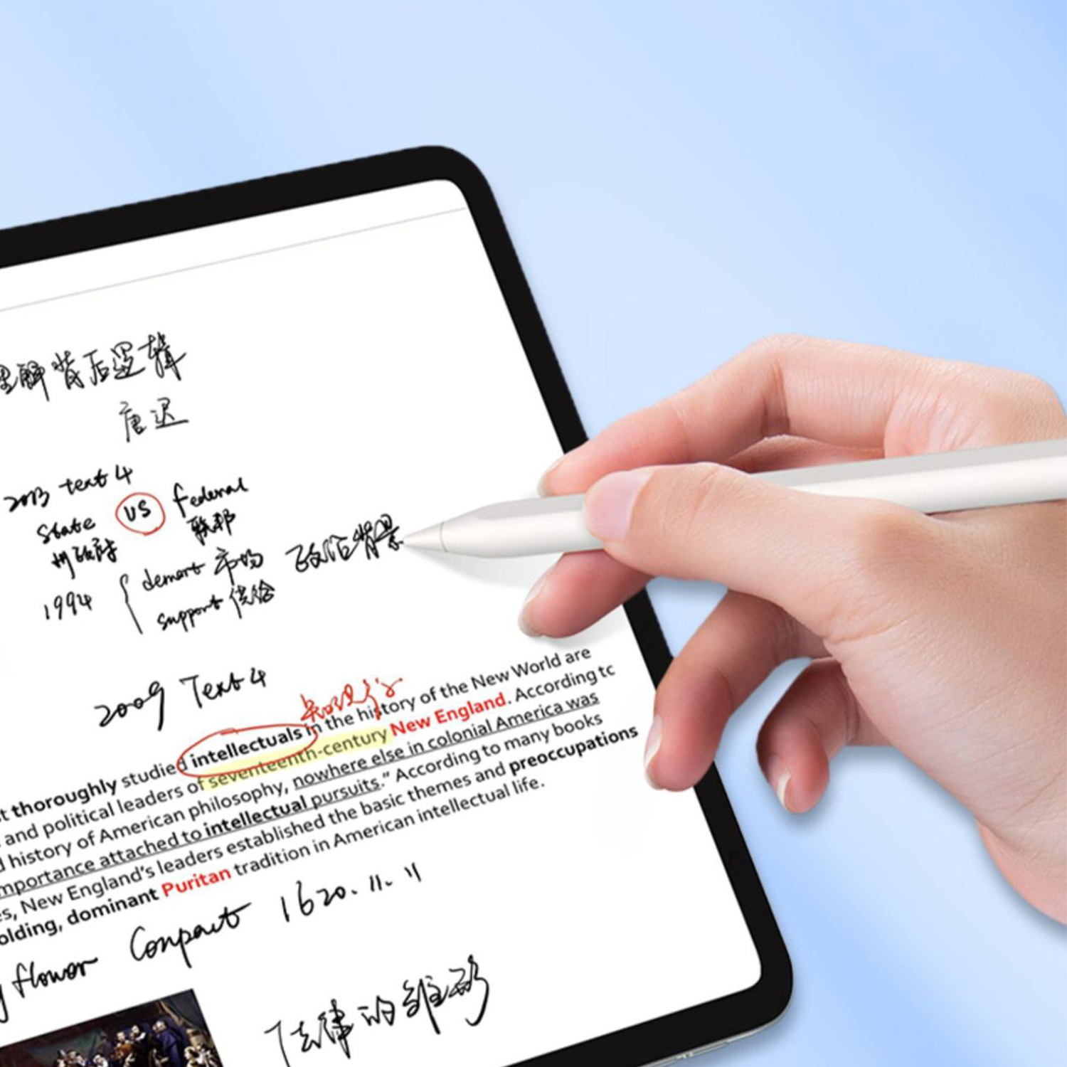 Una mano tiene una penna stilo bianca, scrivendo su un tablet digitale con note su sfondo azzurro.