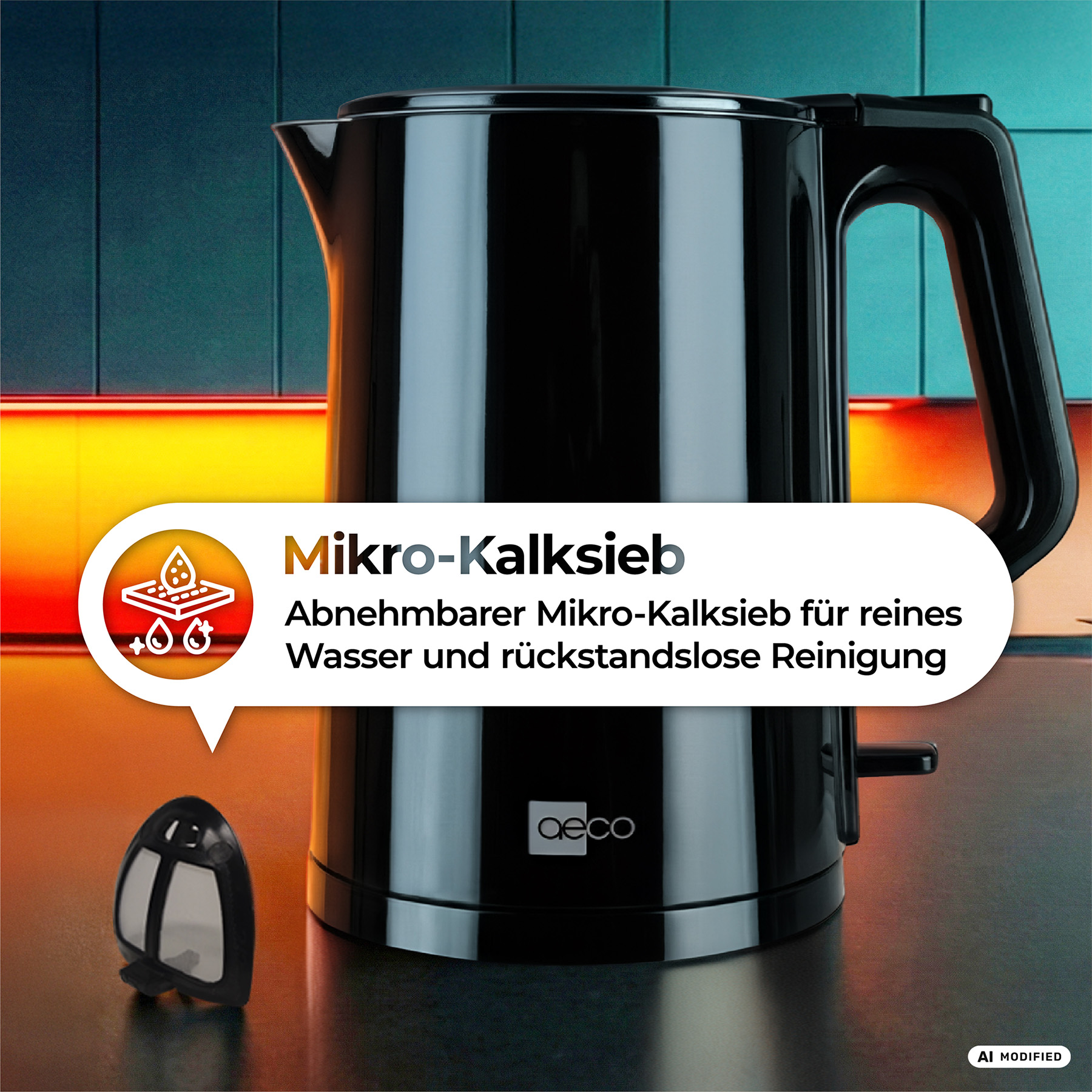 Schwarzer Wasserkocher auf einer Arbeitsplatte mit einem abnehmbaren Mikro-Kalksieb daneben und erklärendem Textfeld.