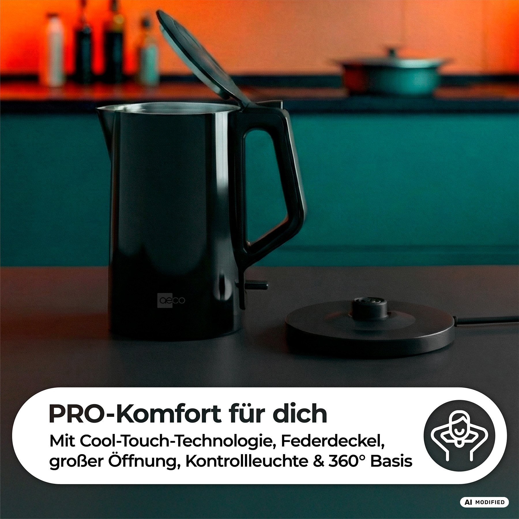 Ein schwarzer Wasserkocher mit offenem Deckel steht auf einer dunklen Theke, daneben die Basis.