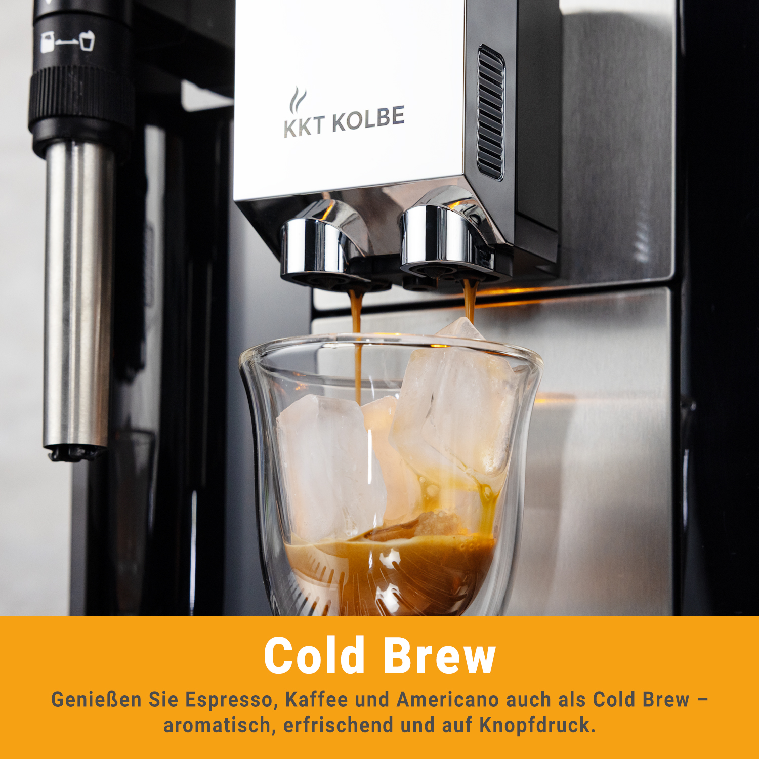 Il caffè scende da una macchina KKT Kolbe in un bicchiere con cubetti di ghiaccio.