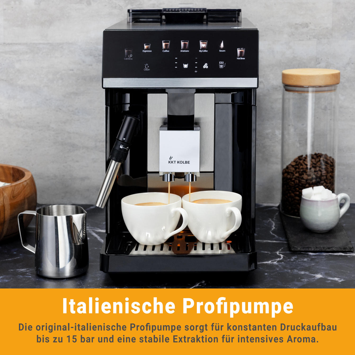 Macchina da caffè nera con display touch riempie due tazze, con montalatte e chicchi di caffè vicini.