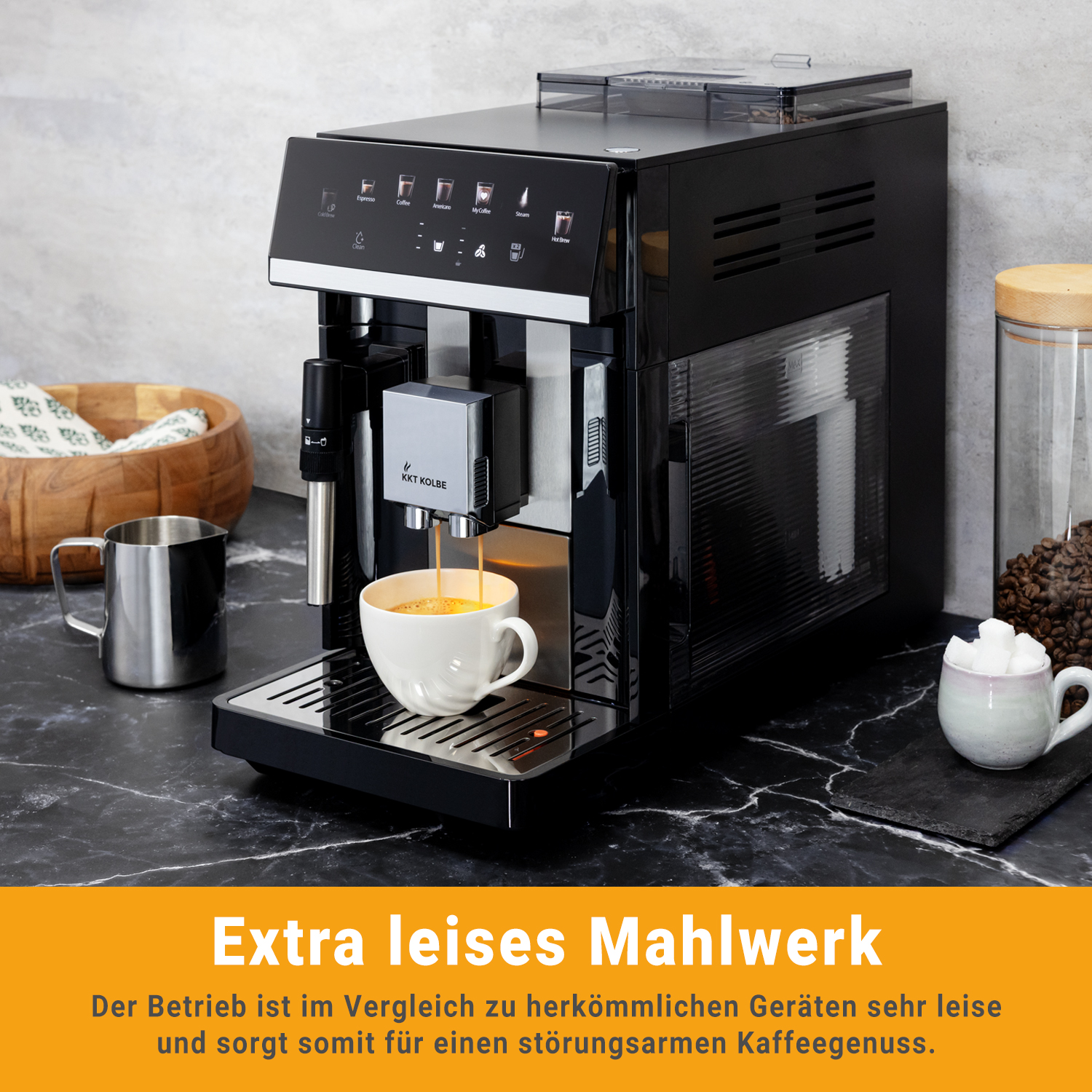 Moderna macchina da caffè nera eroga caffè in una tazza bianca su un piano di lavoro in marmo.