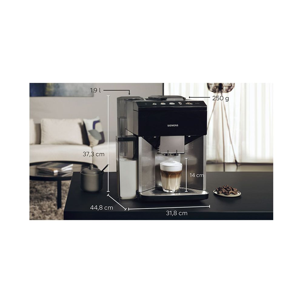 Macchina da caffè Siemens su un tavolo con dimensioni e un bicchiere pieno.