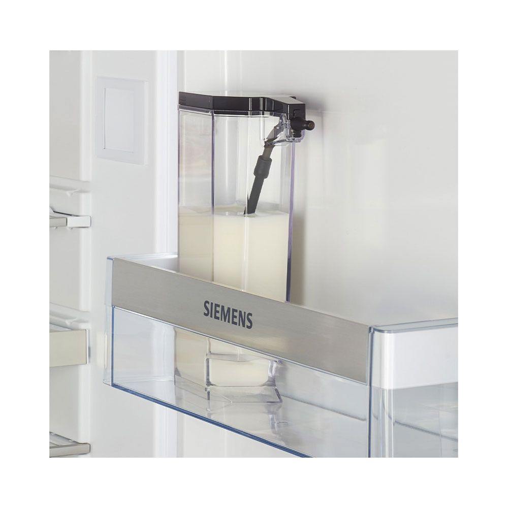 Un contenitore per latte trasparente con logo Siemens nella porta del frigorifero.