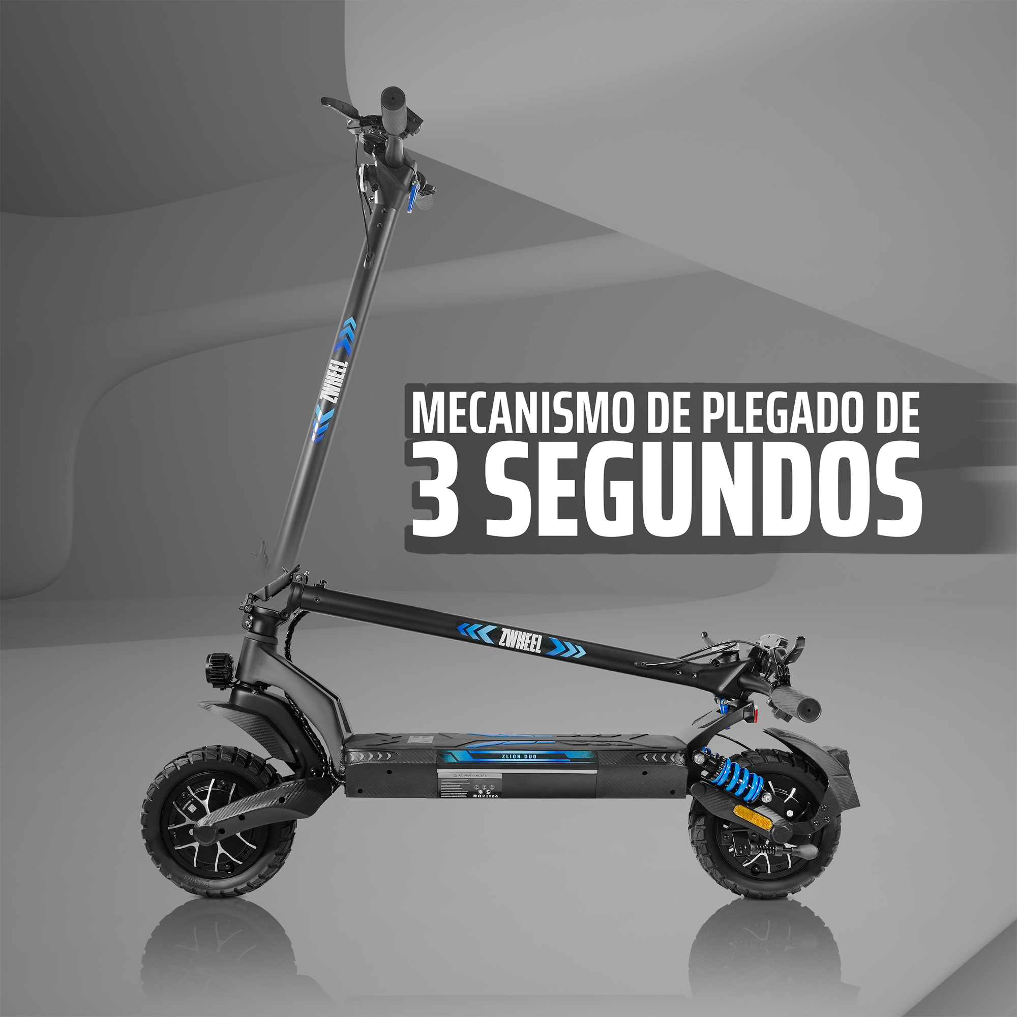 Un patinete eléctrico negro con detalles azules, manillar plegado y texto sobre fondo gris.