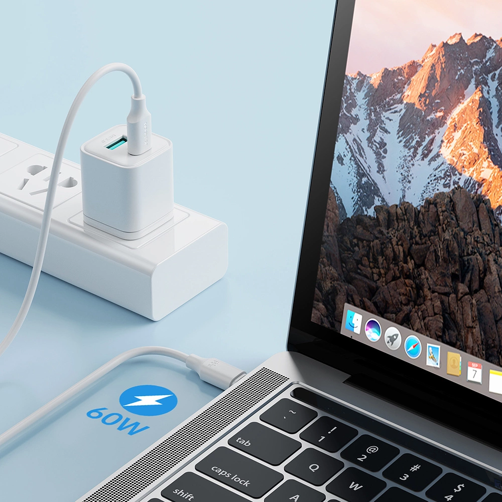 Ein weißes USB-C-Ladegerät in einer Steckdosenleiste lädt einen Laptop auf.